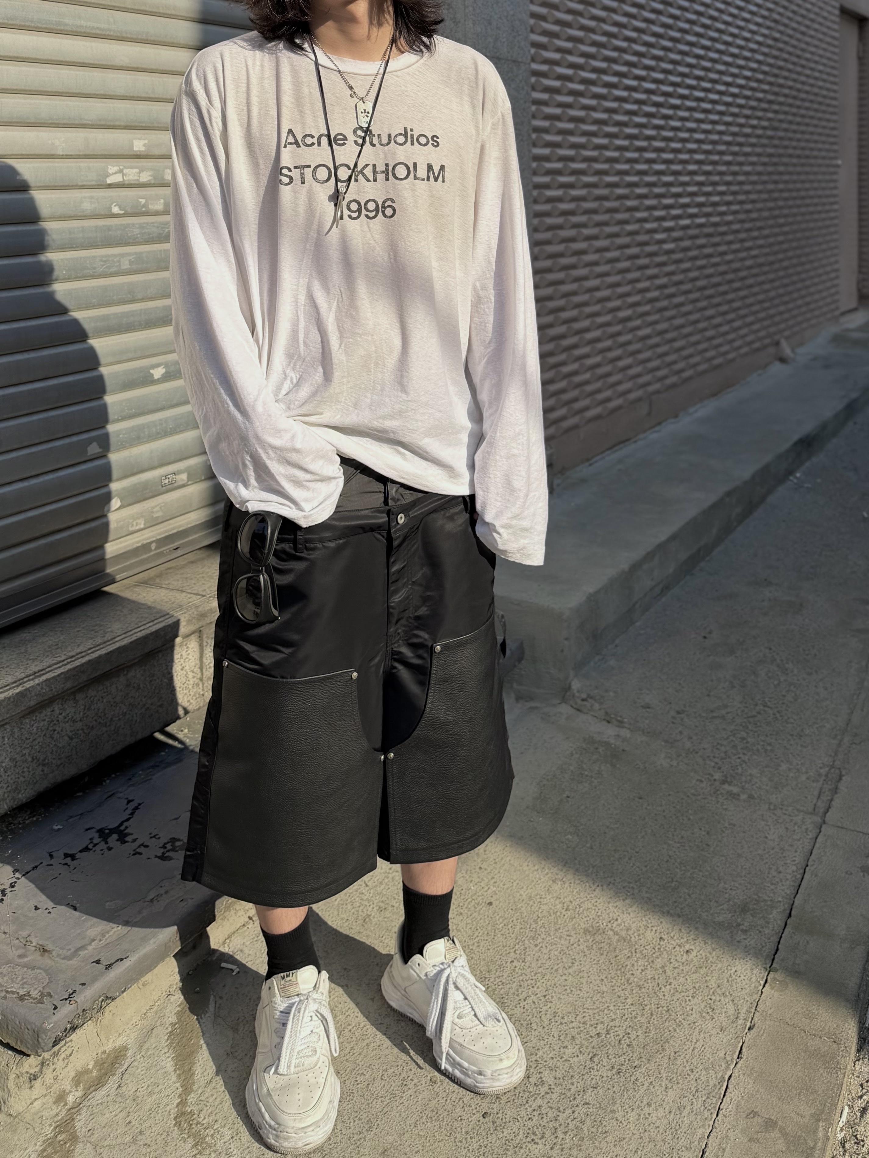 Khak. Bermuda Shorts In Nylon / Leather Black 착용 스타일