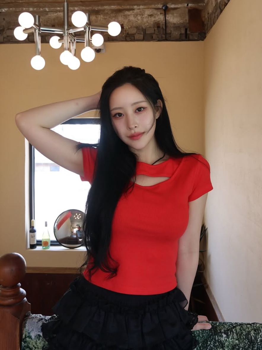 PHOS333 W Slim Fit Slit T-Shirt Red 착용 스타일 - 4