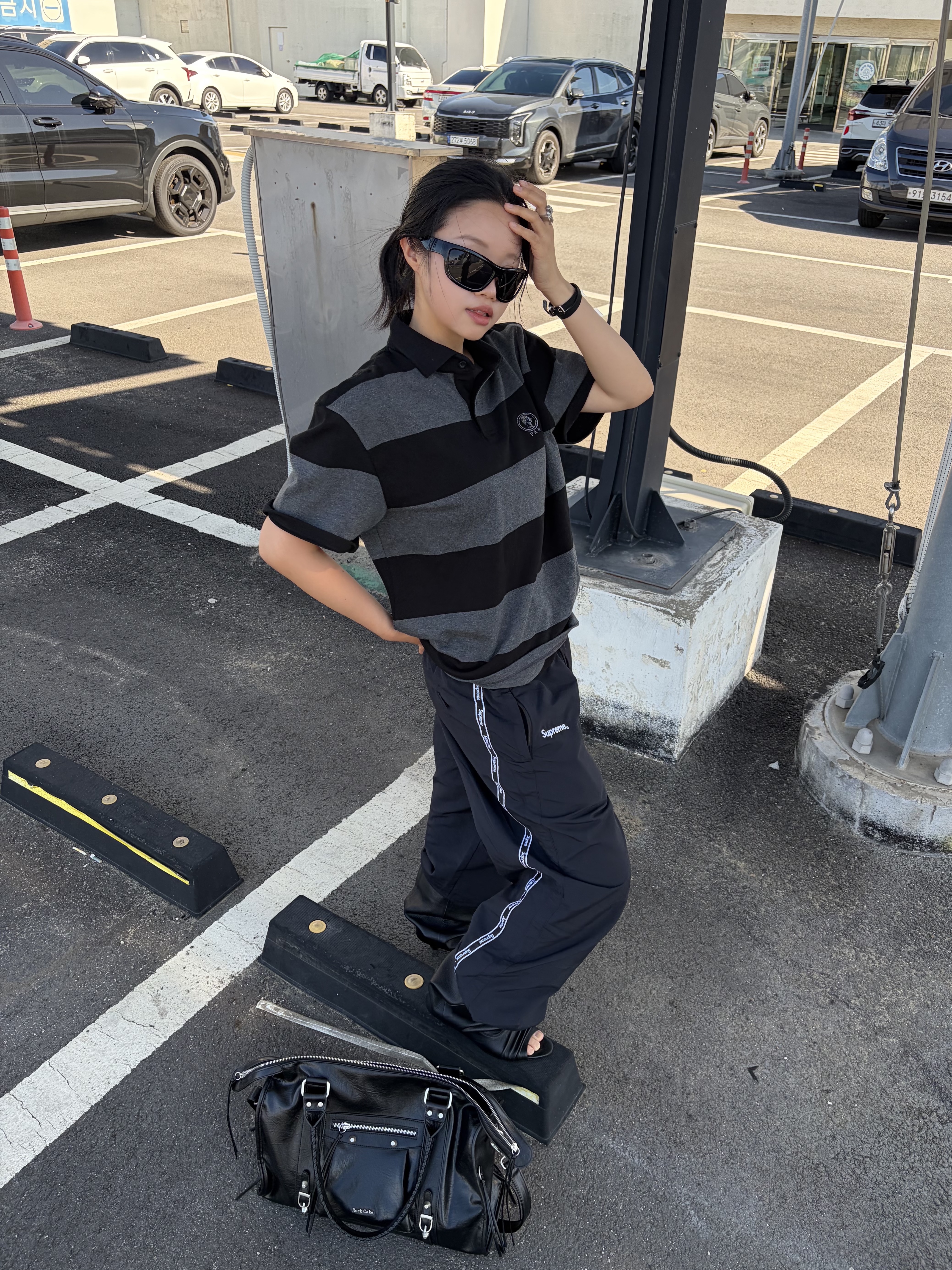 Supreme Logo Taping Track Pant Black - 26SS 착용 스타일