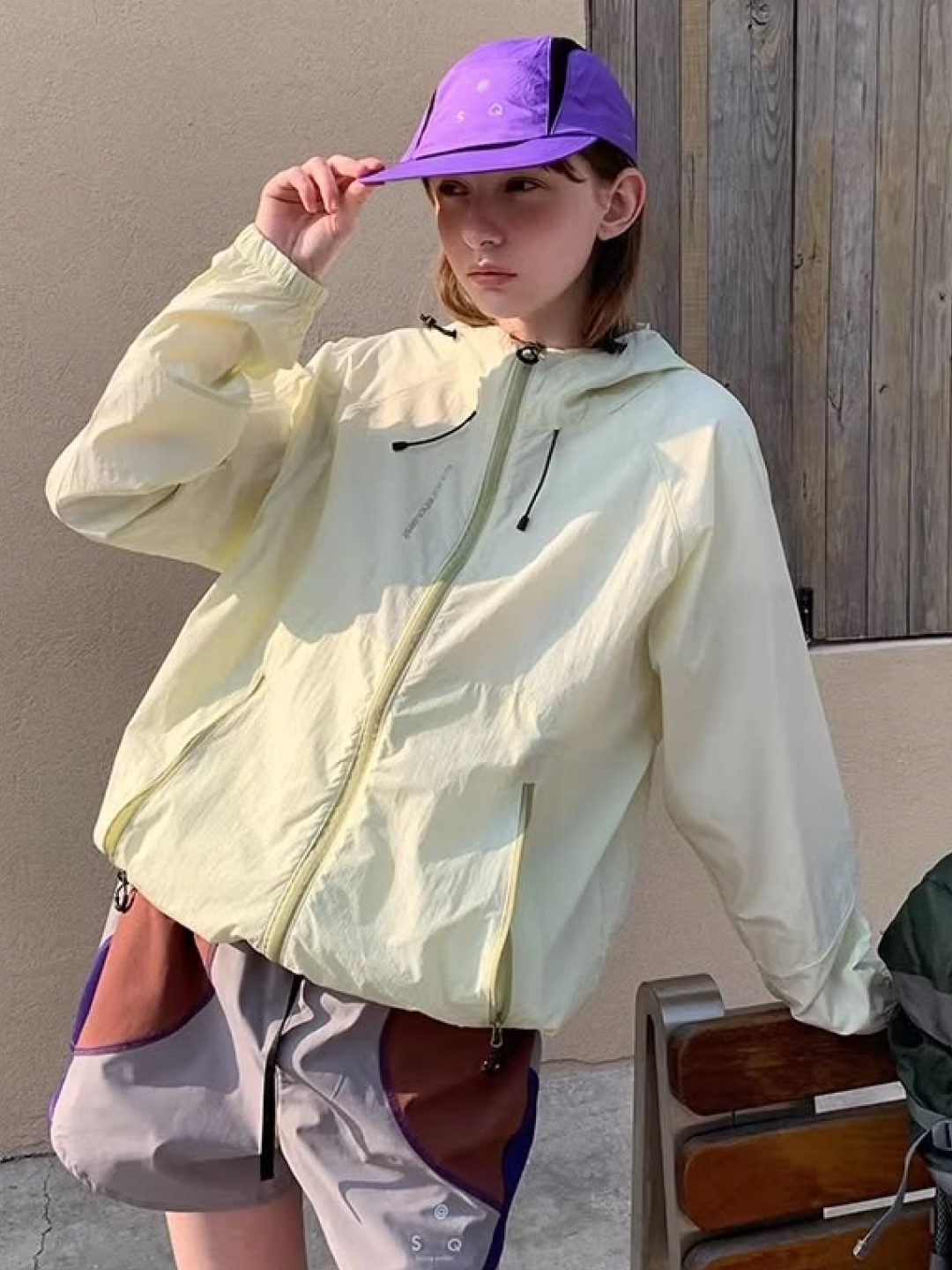 Arc'teryx Squamish Hoody Ray, ROA Hue Packable Wind Jacket White 착용 스타일 - 3
