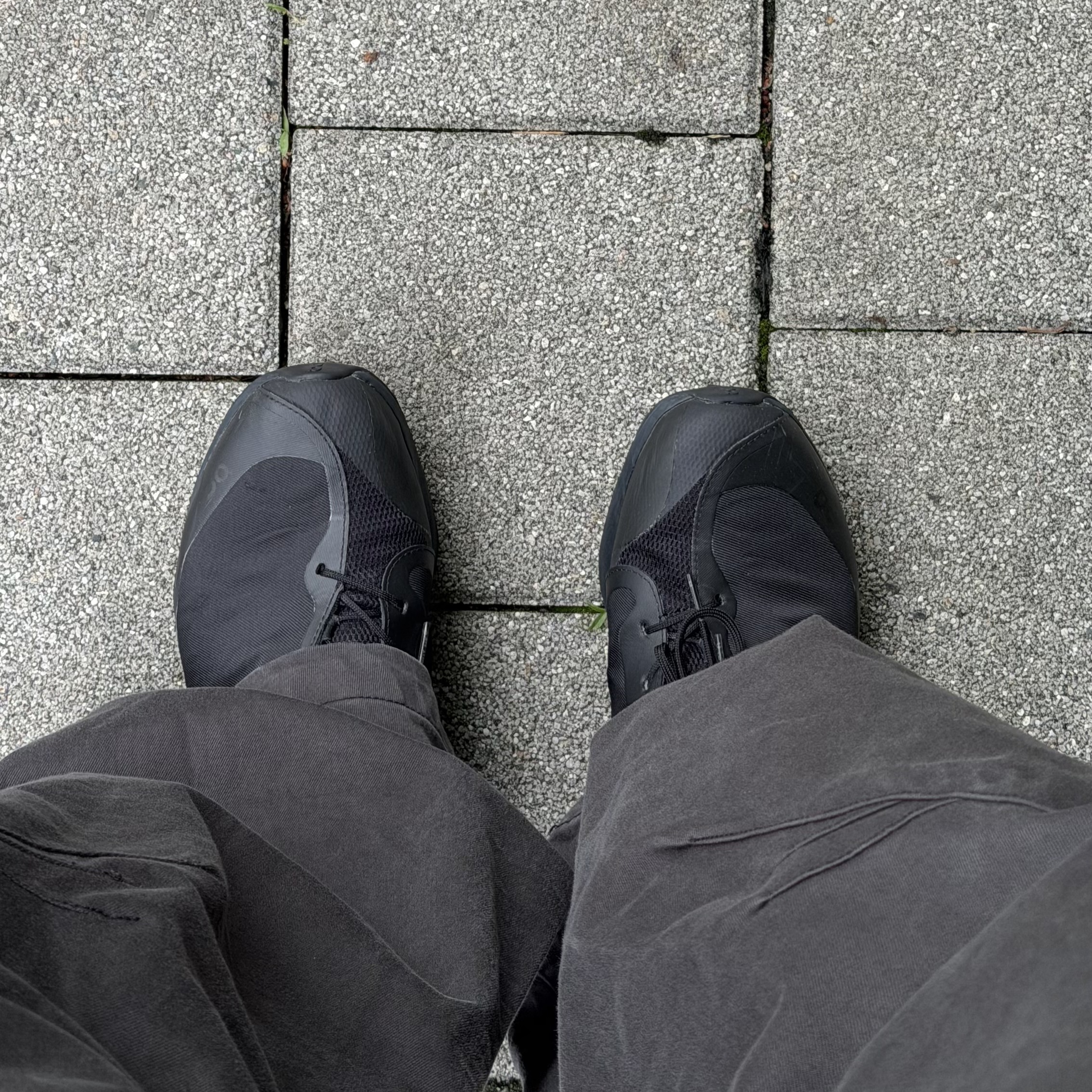 On Running x Post Archive Faction (Paf) Cloudventure Peak All Black 착용 스타일 - 2