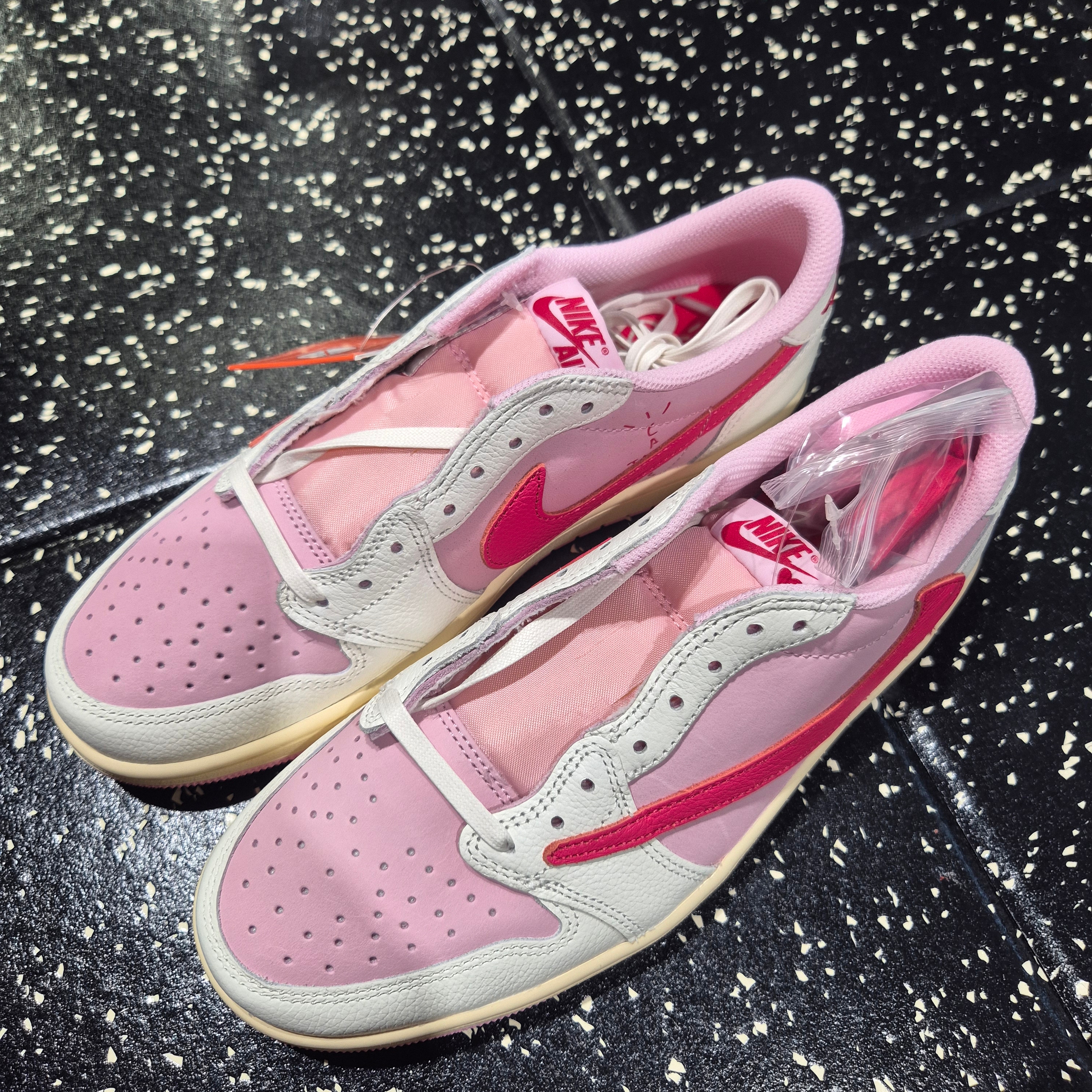 Jordan 1 x Travis Scott Retro Low OG SP Sail Tropical Pink 착용 스타일 - 3
