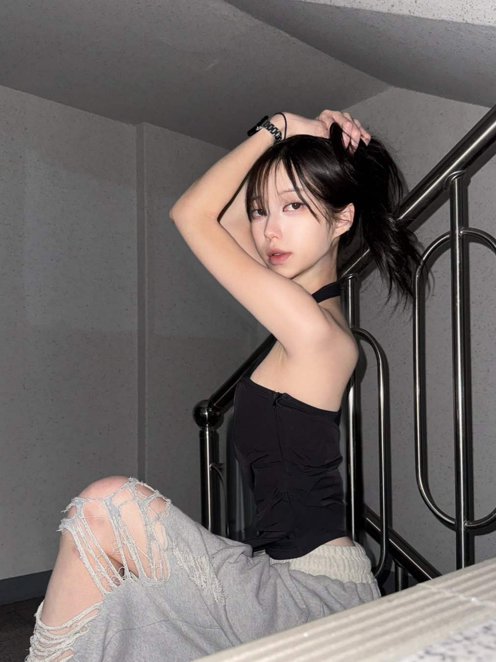 VOONT Diagonal Panel Halter Sleeveless (BLACK) 착용 스타일 - 1
