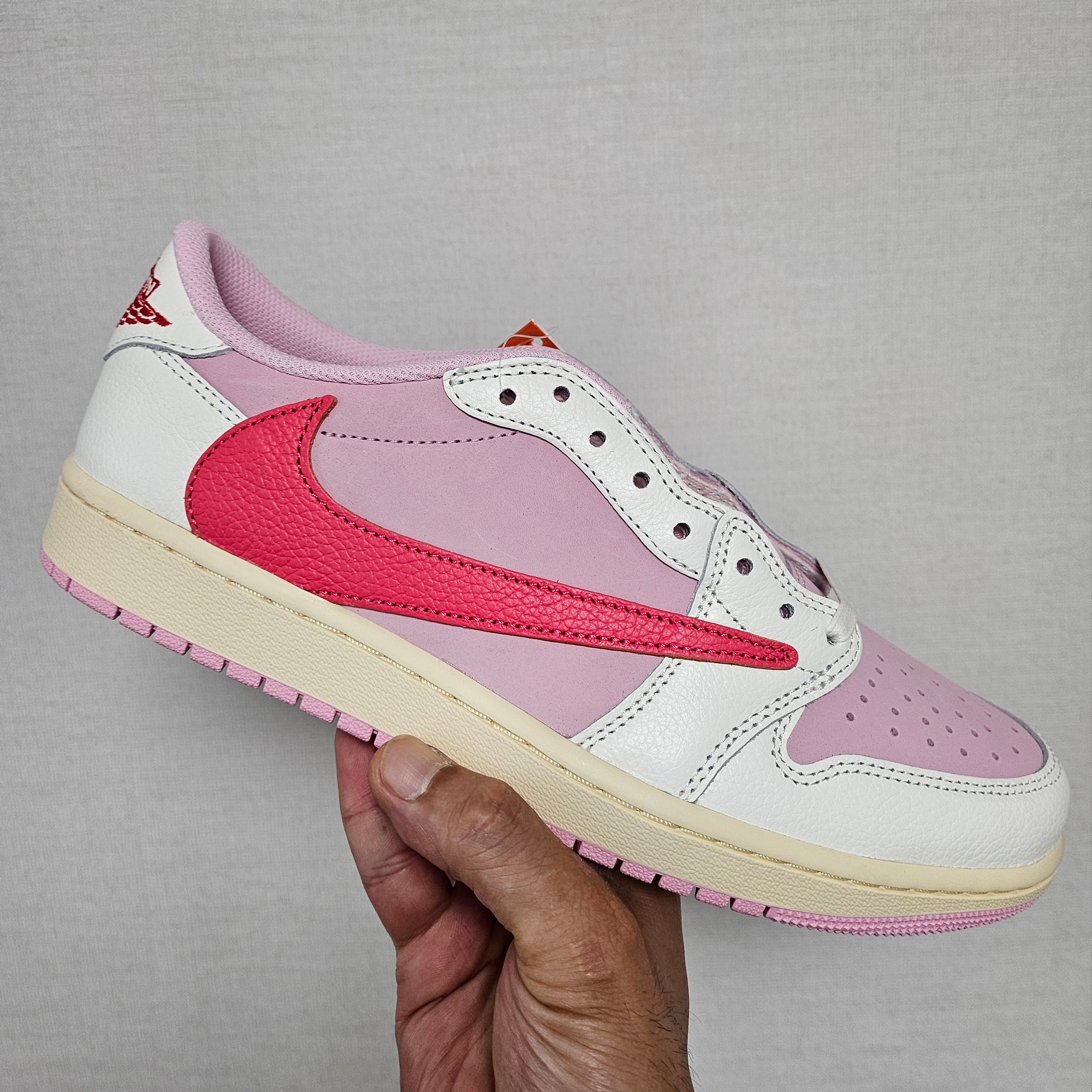 Jordan 1 x Travis Scott Retro Low OG SP Sail Tropical Pink 착용 스타일 - 2