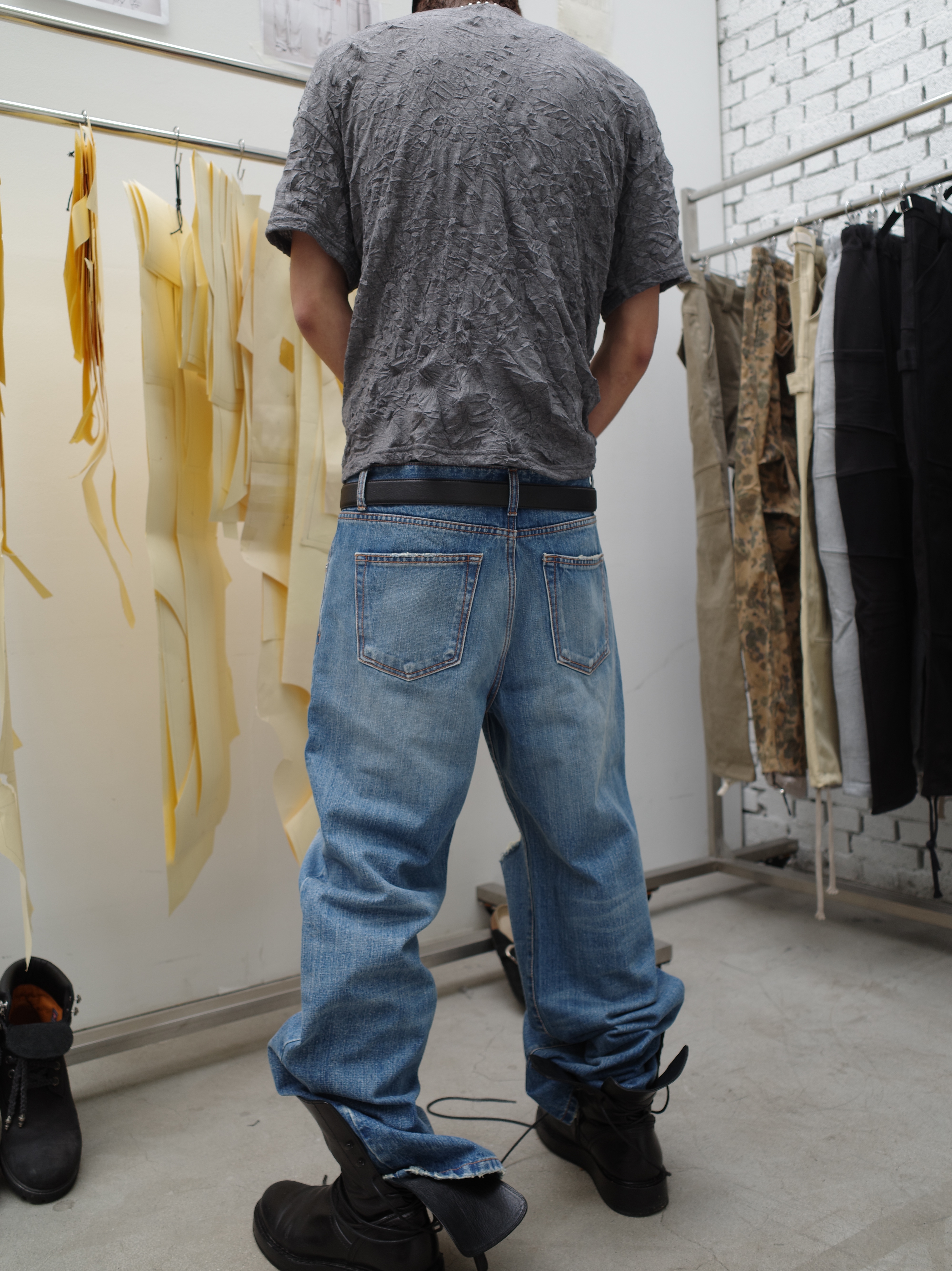Khak. Crinkle T-Shirt In Cotton / Polyester Charcoal, Khak. Low-Rise Jeans In Cotton Vintage Blue 착용 스타일