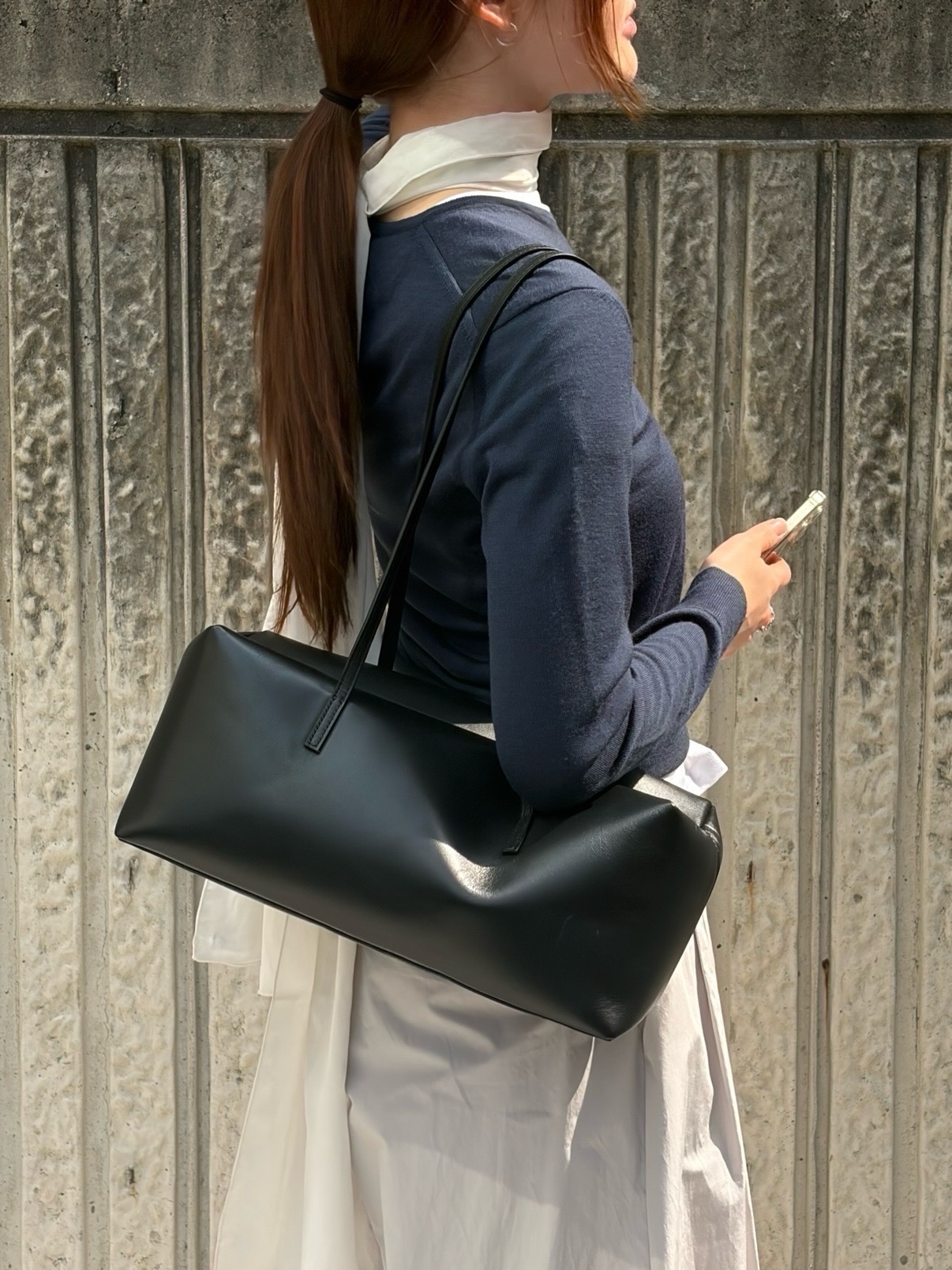 Amomento Women Large Cubo Bag Black - 26SS 착용 스타일 - 1