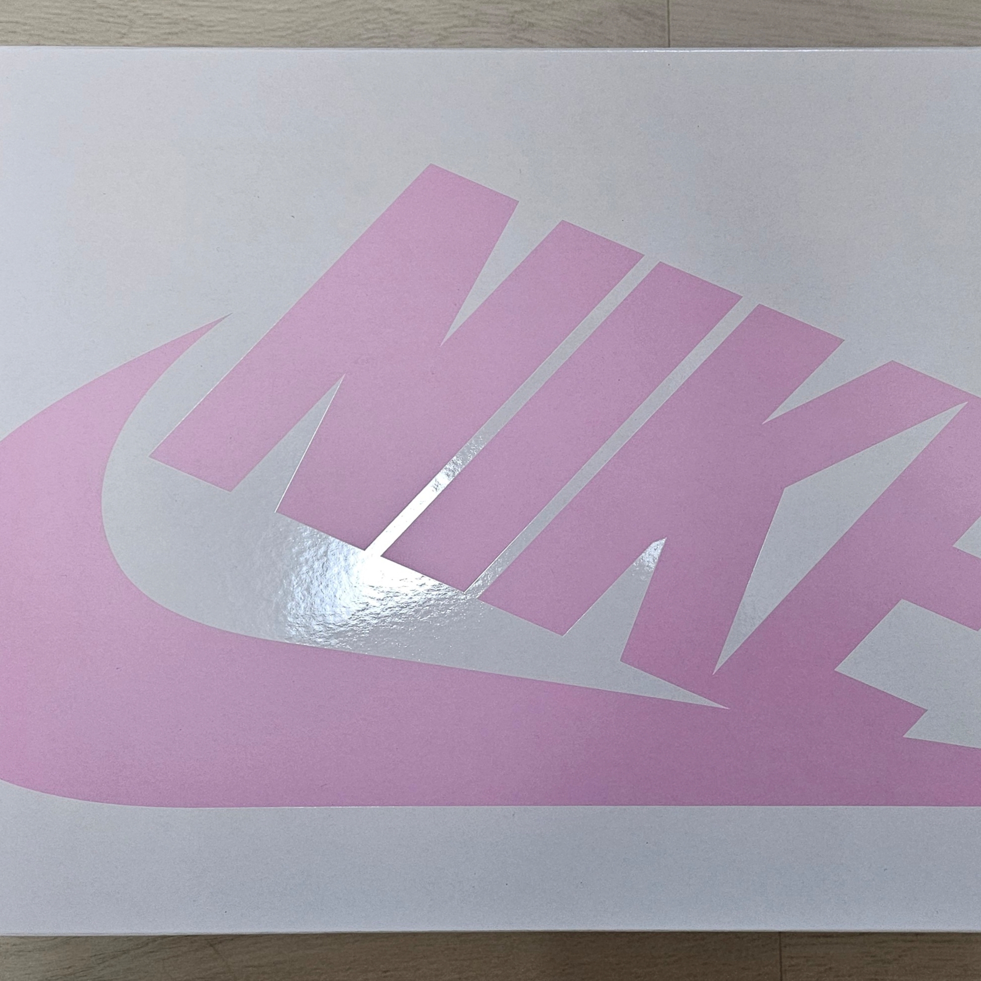 Jordan 1 x Travis Scott Retro Low OG SP Sail Tropical Pink 착용 스타일 - 1