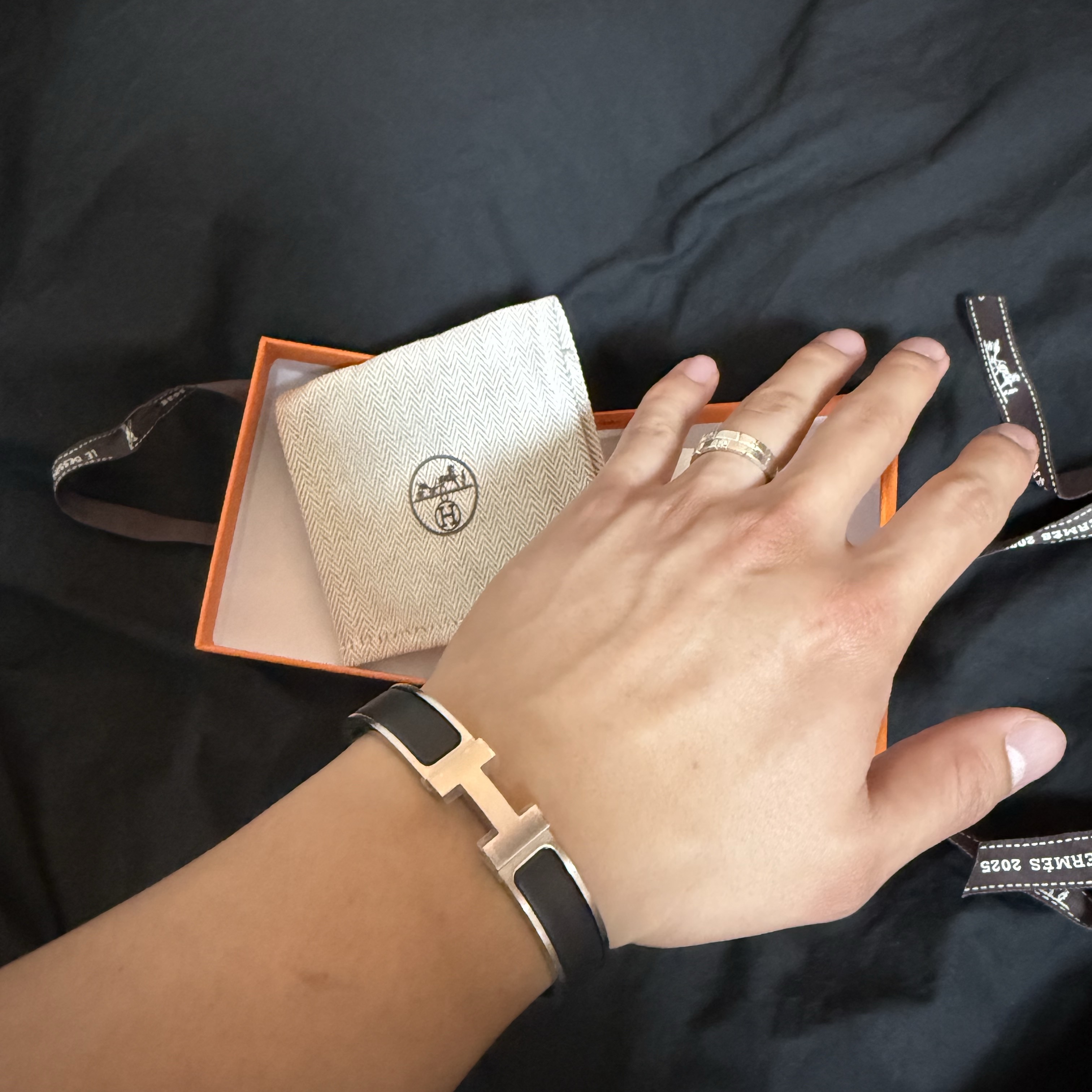 Hermes Clic HH Bracelet Palladium & Noir Mat 착용 스타일