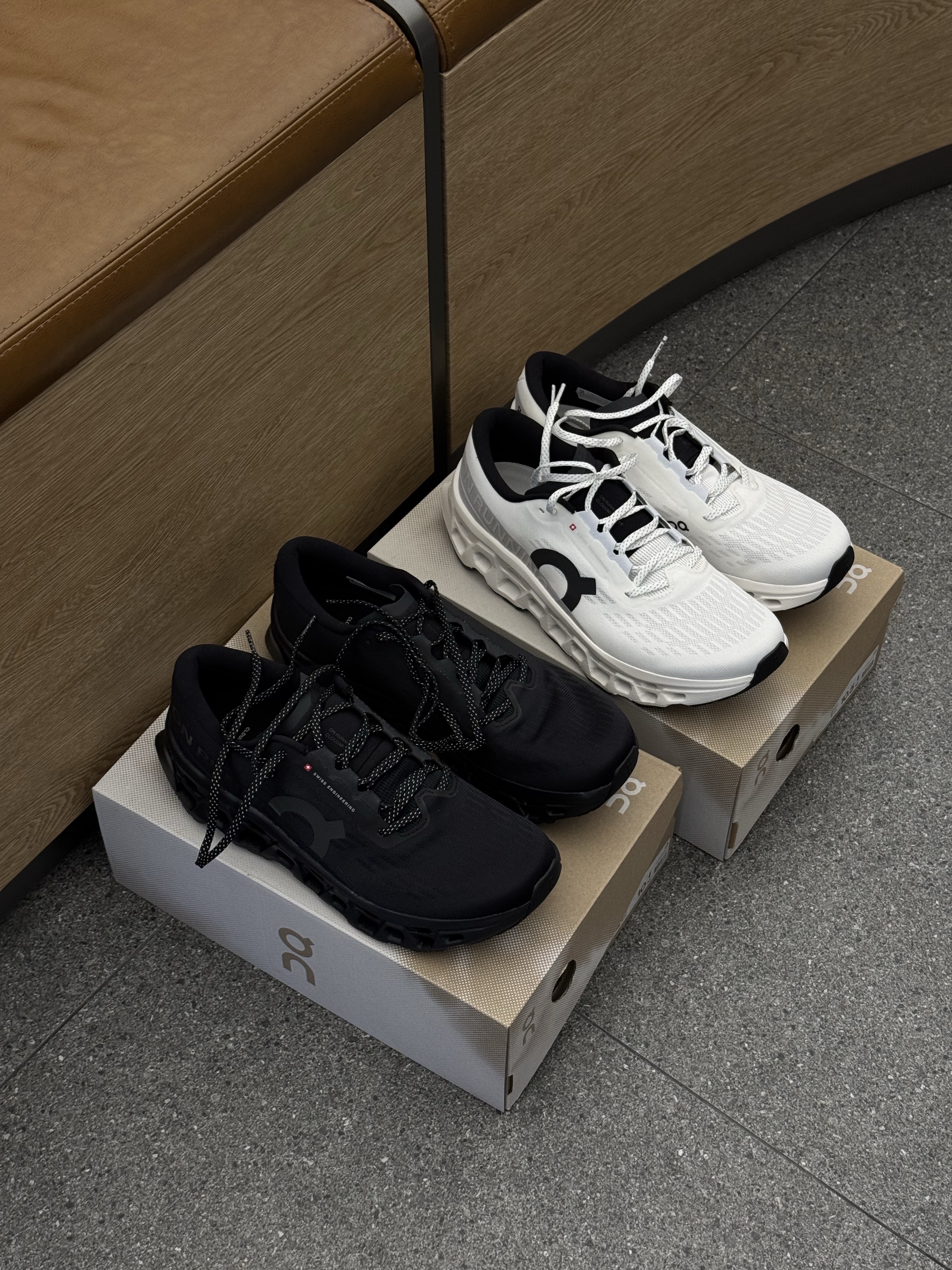 On Running Cloudmonster 3 Black, On Running Cloudmonster 3 White 착용 스타일 - 1