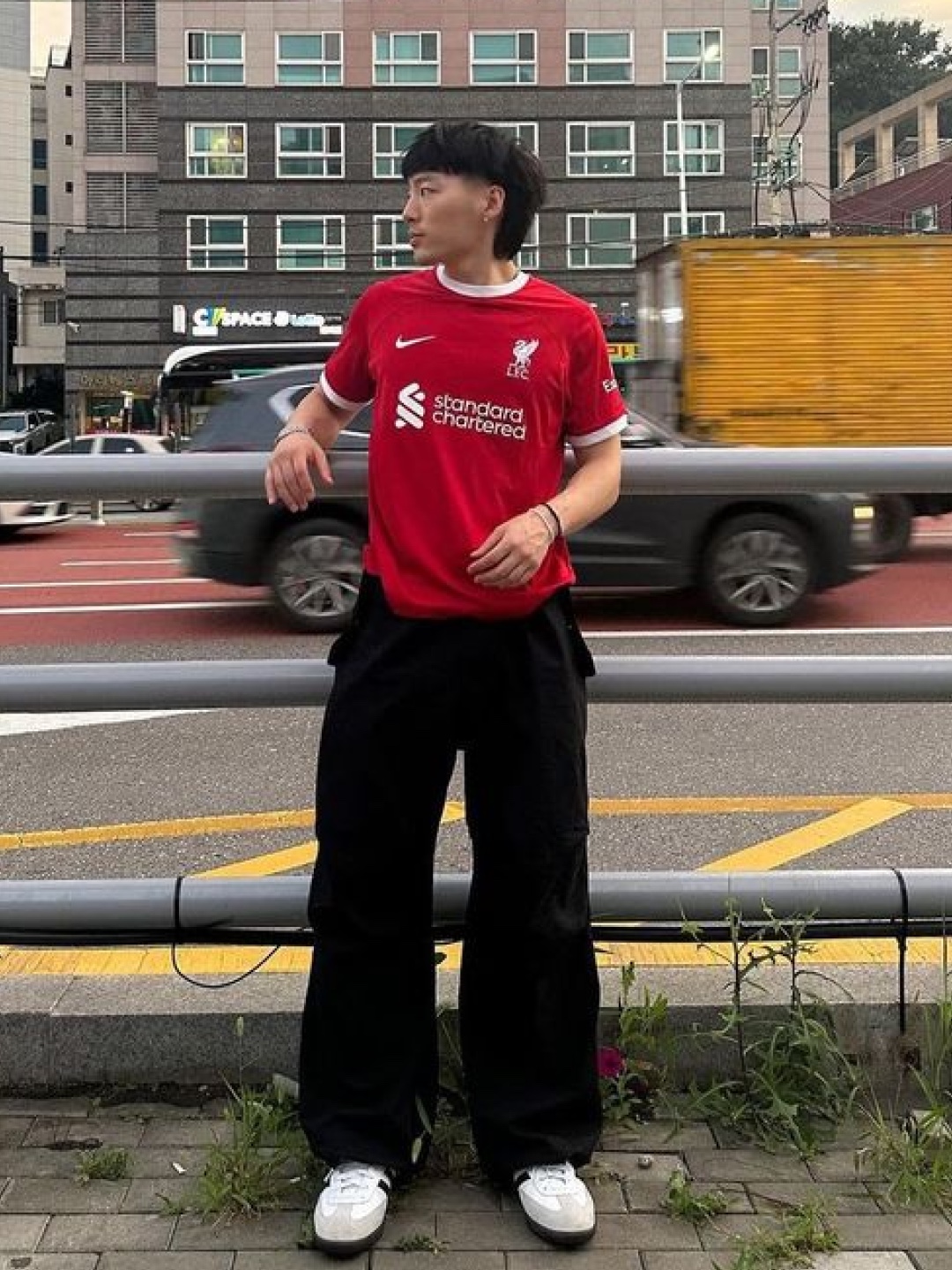 Nike Paris Saint-Germain 2025/26 Stadium Home Dri-Fit Soccer Replica Jersey Midnight Navy (Non Marking Ver.), Adidas Arsenal 2025/26 Home Jersey Better Scarlet White - KR Sizing (Non Marking Ver.) 착용 스타일 - 5