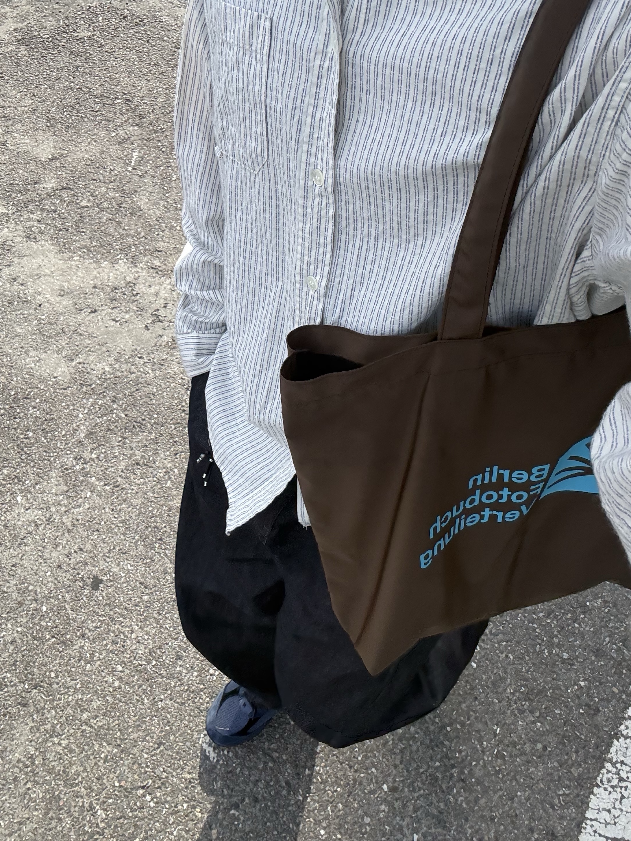 Berlin Photobook Distribution Bfv 001 Bag Brown 착용 스타일