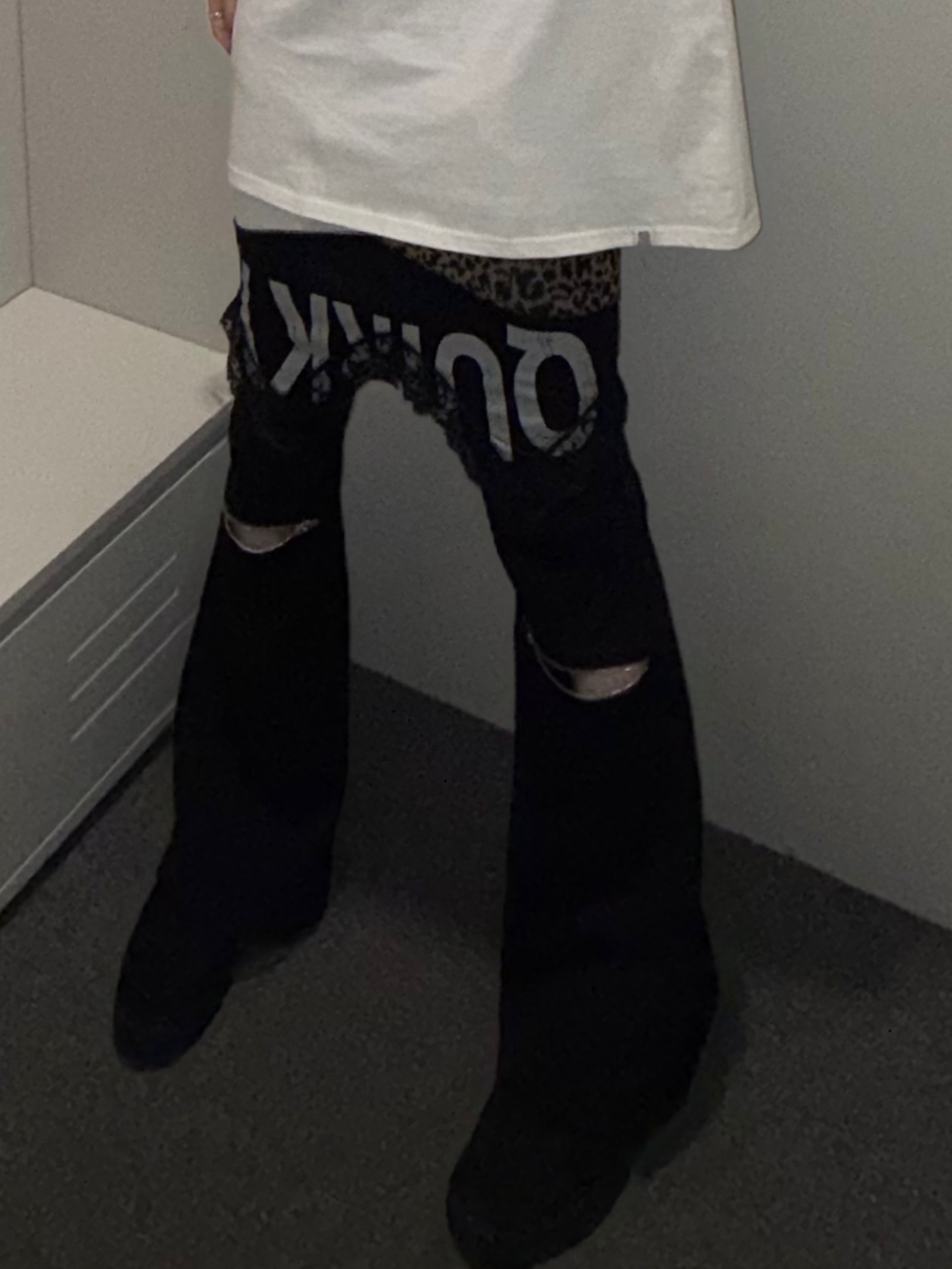 Thevinylhouse Crying T-Shirt White 착용 스타일 - 4