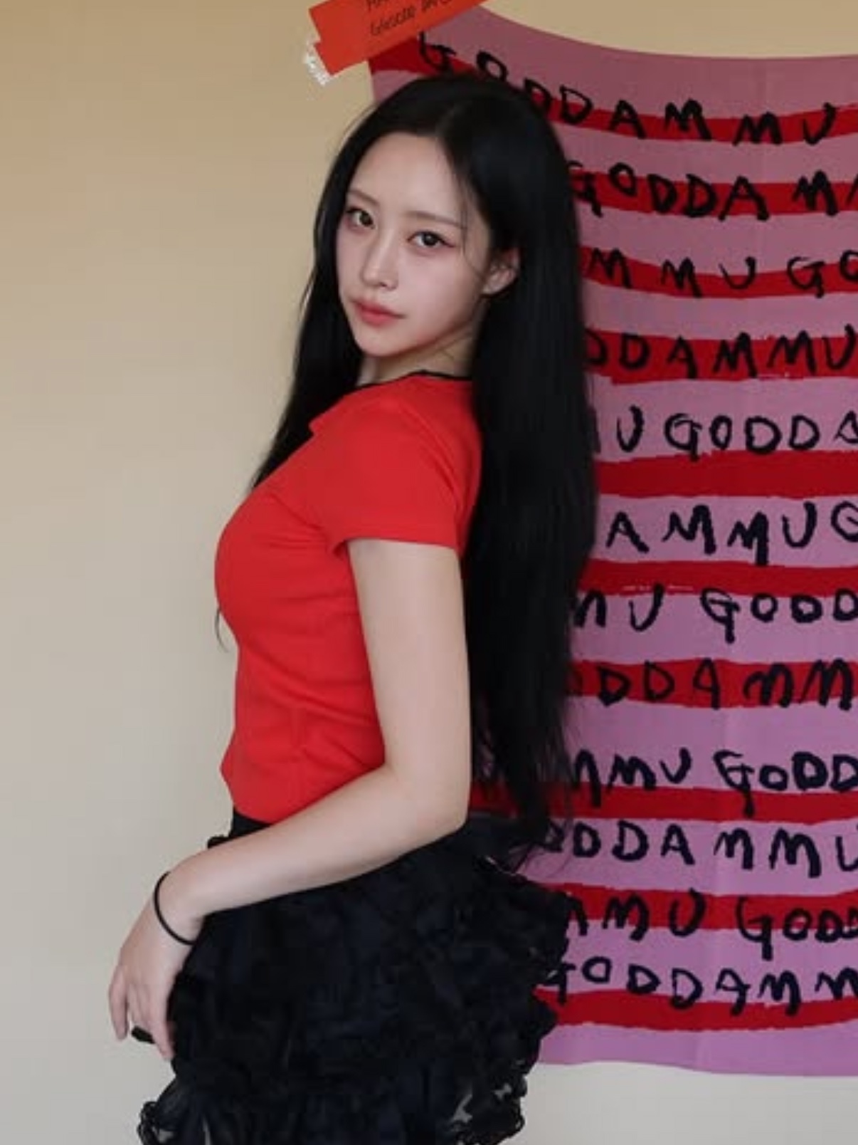 PHOS333 W Slim Fit Slit T-Shirt Red 착용 스타일 - 5