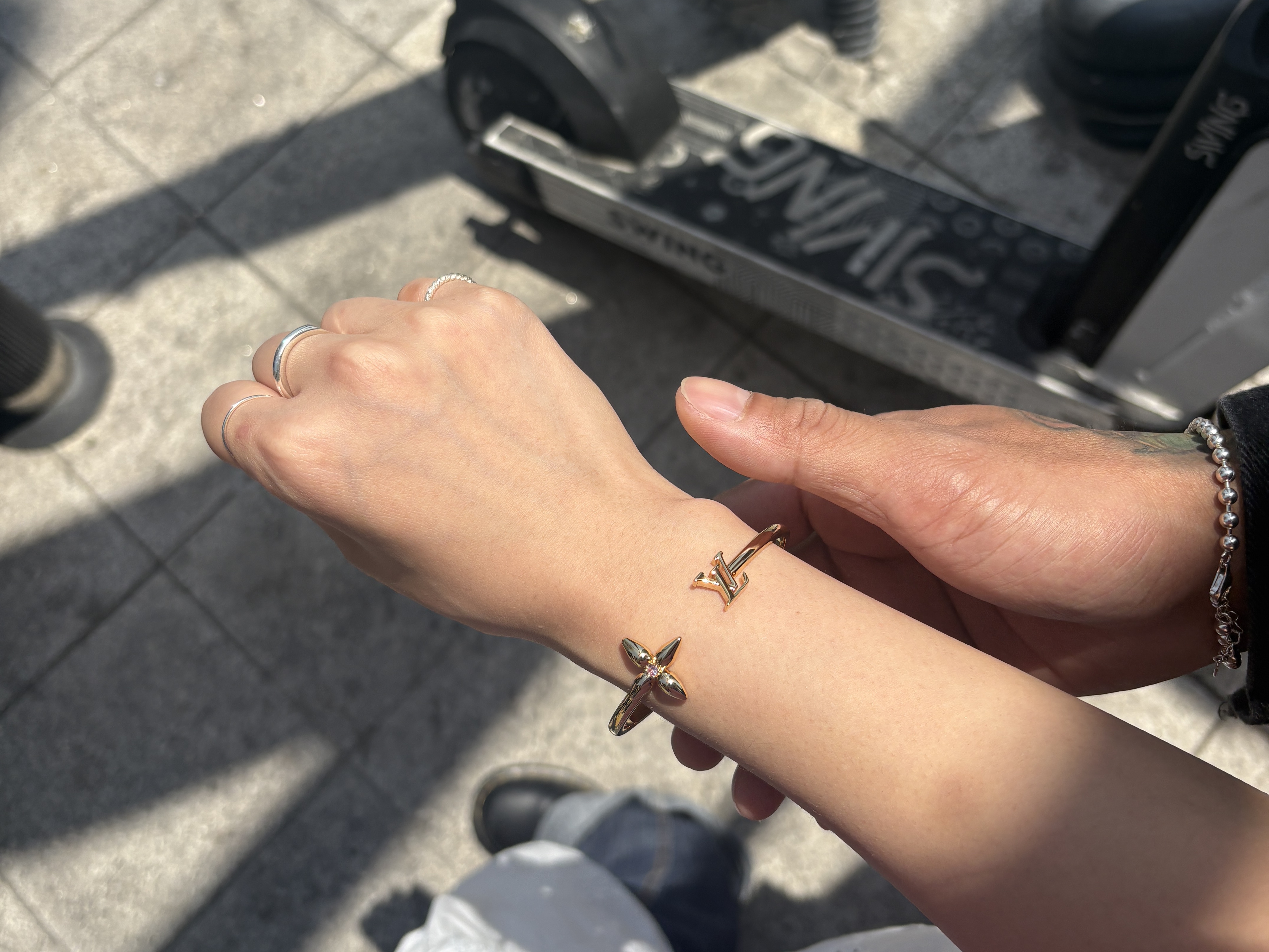 (W) Louis Vuitton Louisette Signature Bracelet Gold 착용 스타일