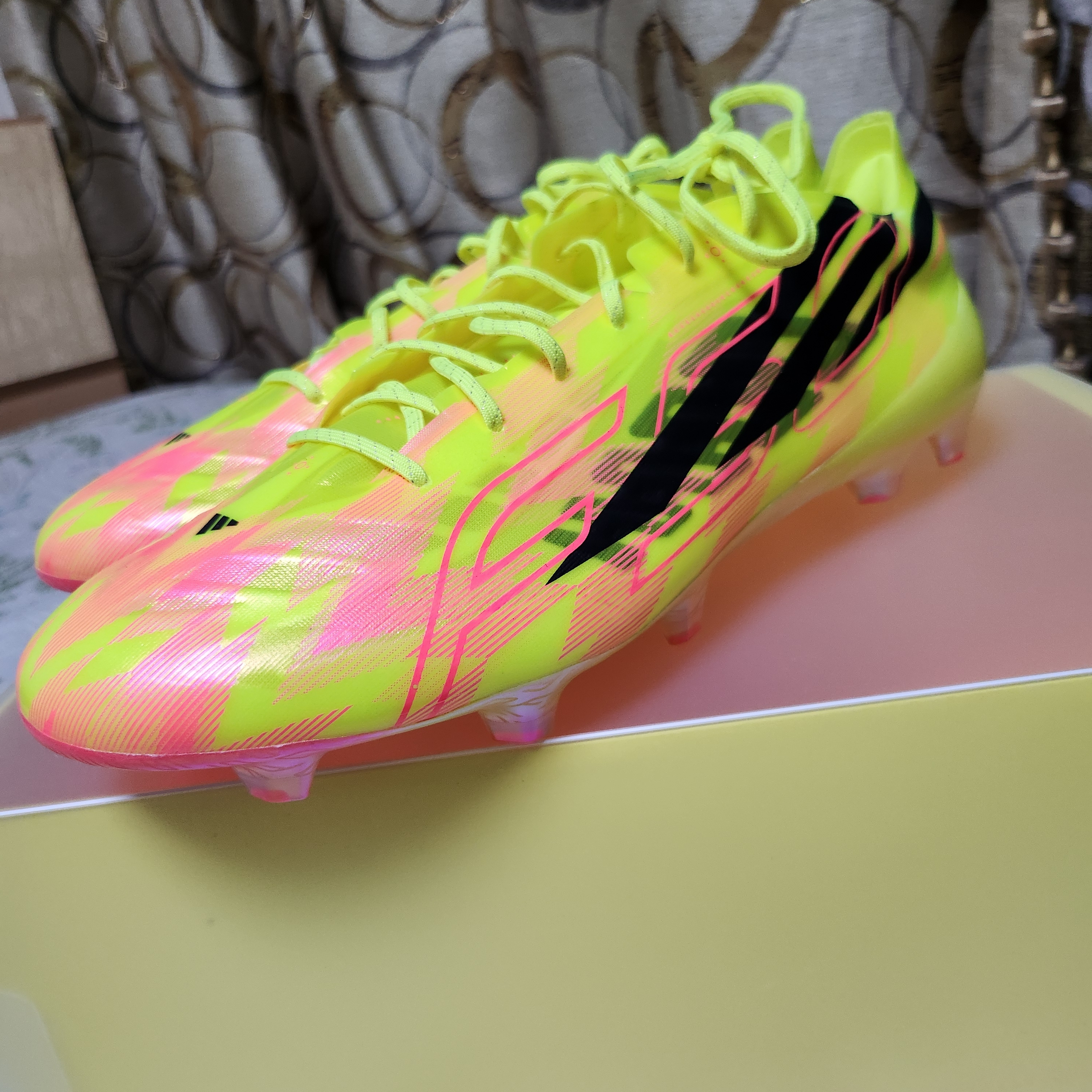 Adidas F50 Hyperfast EVO Firm Ground Solar Yellow 2 Core Blac 착용 스타일 - 1