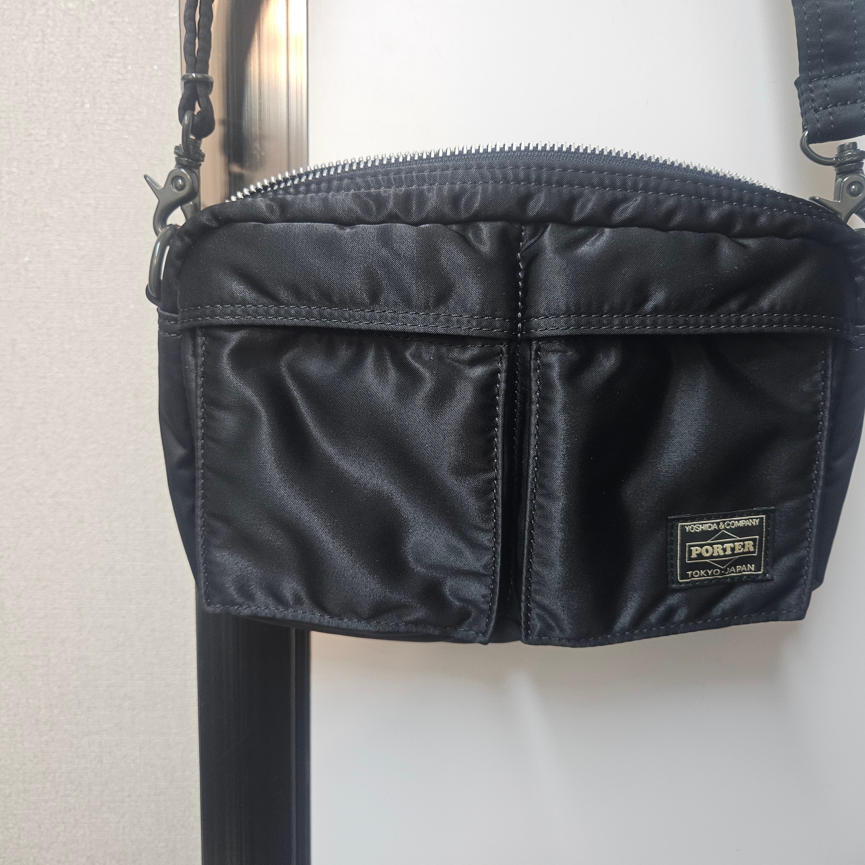 Porter All New Tanker Sling Bag Black 착용 스타일