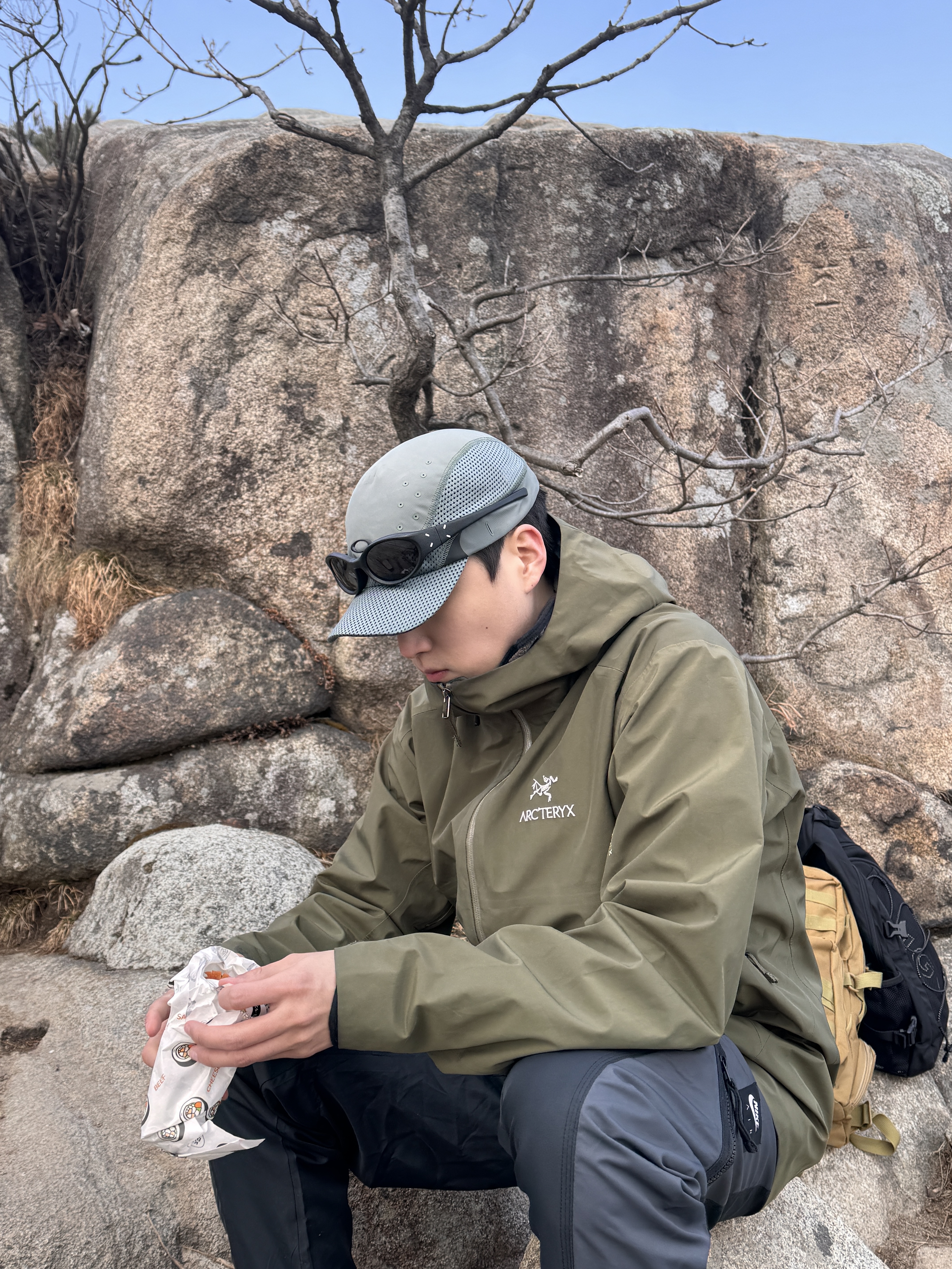 Arc'teryx Beta LT Jacket Tatsu, Gentle Monster x Maison Margiela MM105 Leather Black Black 착용 스타일 - 2
