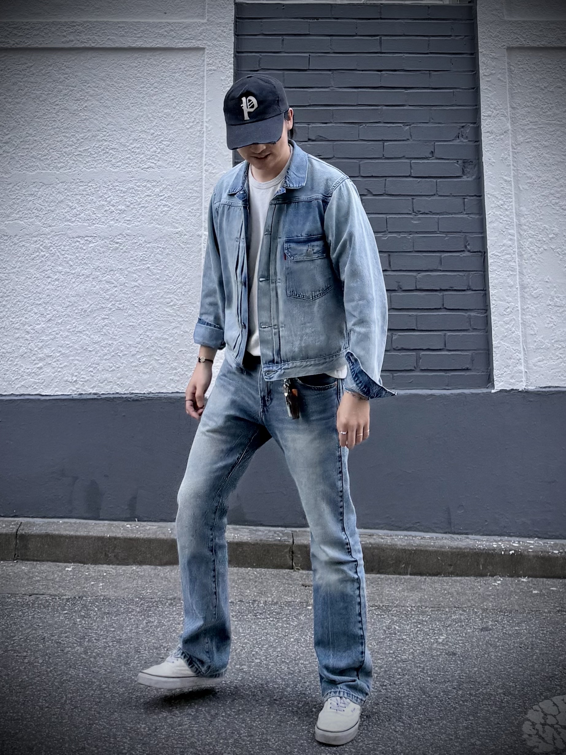 Levi's LVC 1936 Type I Jacket Medium Indigo, Vans Authentic Stressed White 착용 스타일 - 4