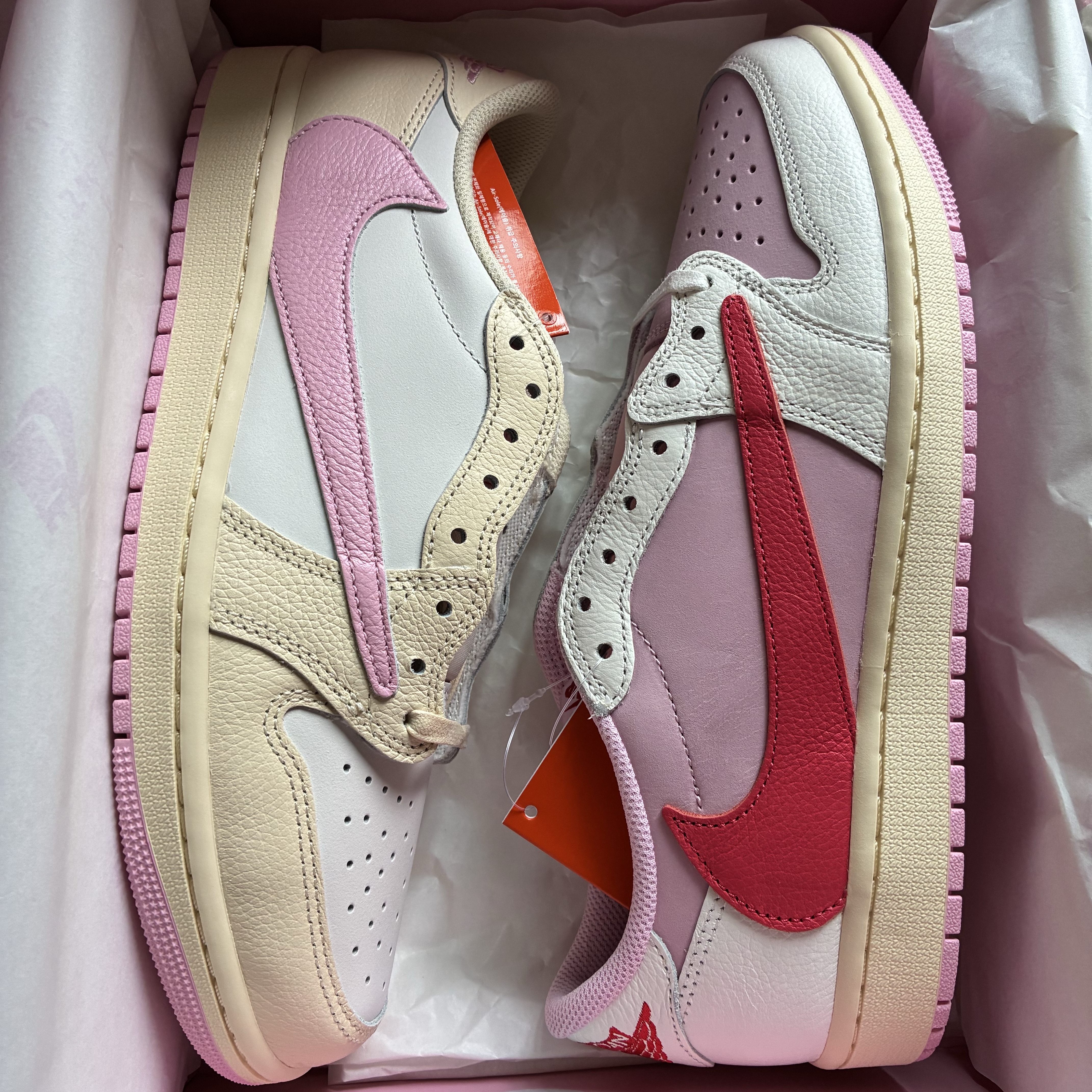 Jordan 1 x Travis Scott Retro Low OG SP Sail Tropical Pink, Jordan 1 x Travis Scott Retro Low OG SP Muslin Shy Pink 착용 스타일 - 1