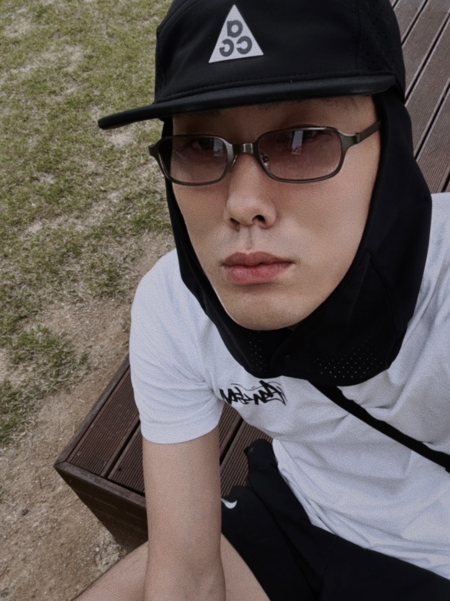 Nike ACG Fly Cap Black, Stussy World Tour T-Shirt White 착용 스타일 - 1