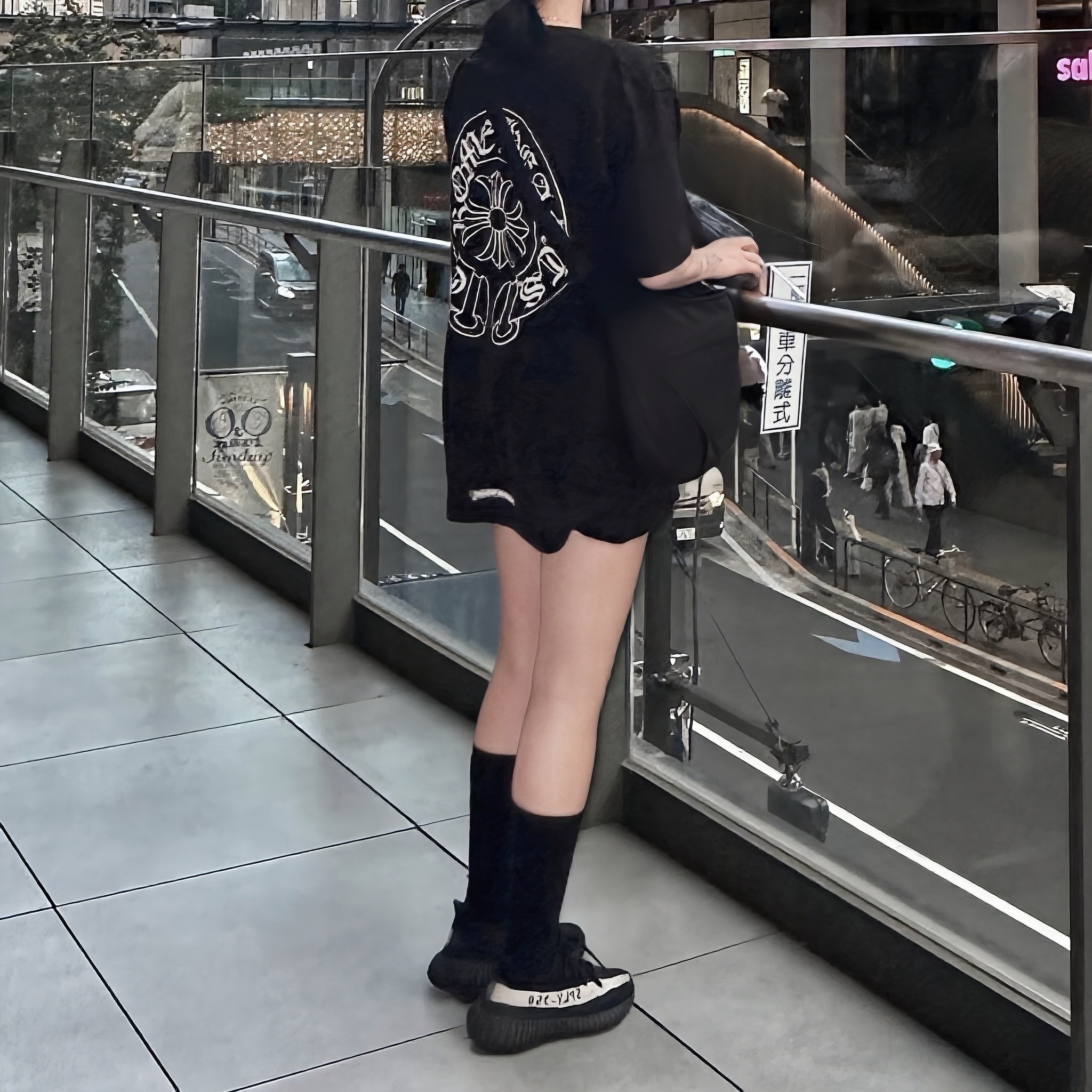 Chrome Hearts Horseshoe Logo Pocket T-Shirt Black, Adidas Yeezy Boost 350 V2 Core Black White 2022 착용 스타일 - 1
