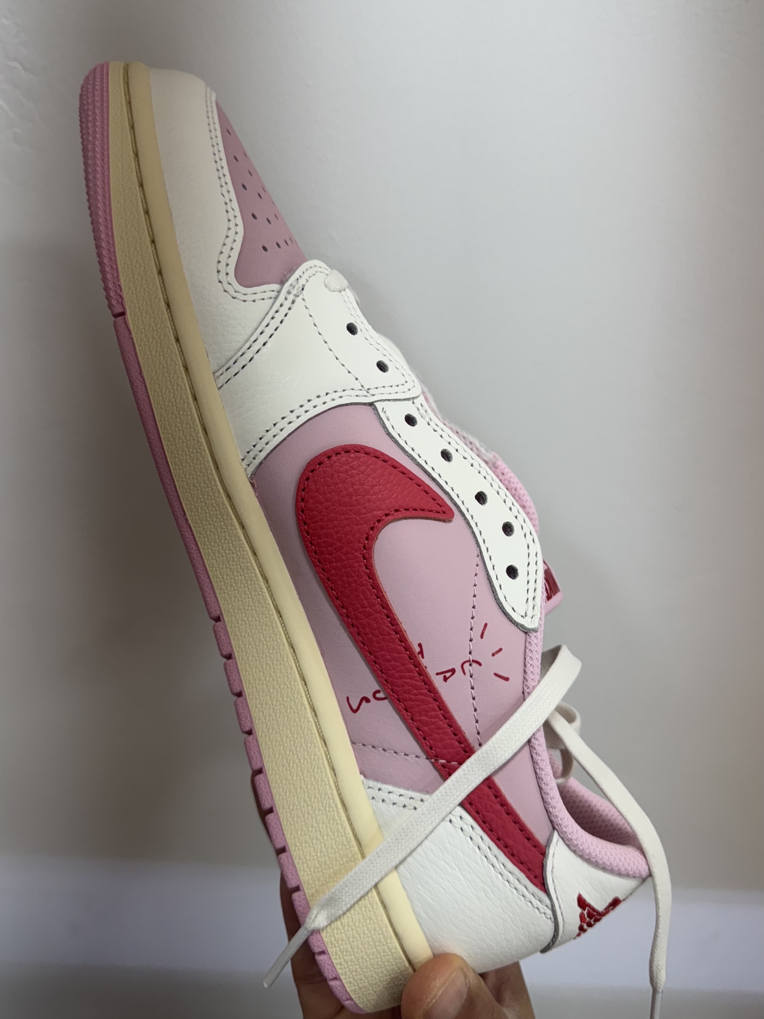 Jordan 1 x Travis Scott Retro Low OG SP Sail Tropical Pink 착용 스타일 - 2