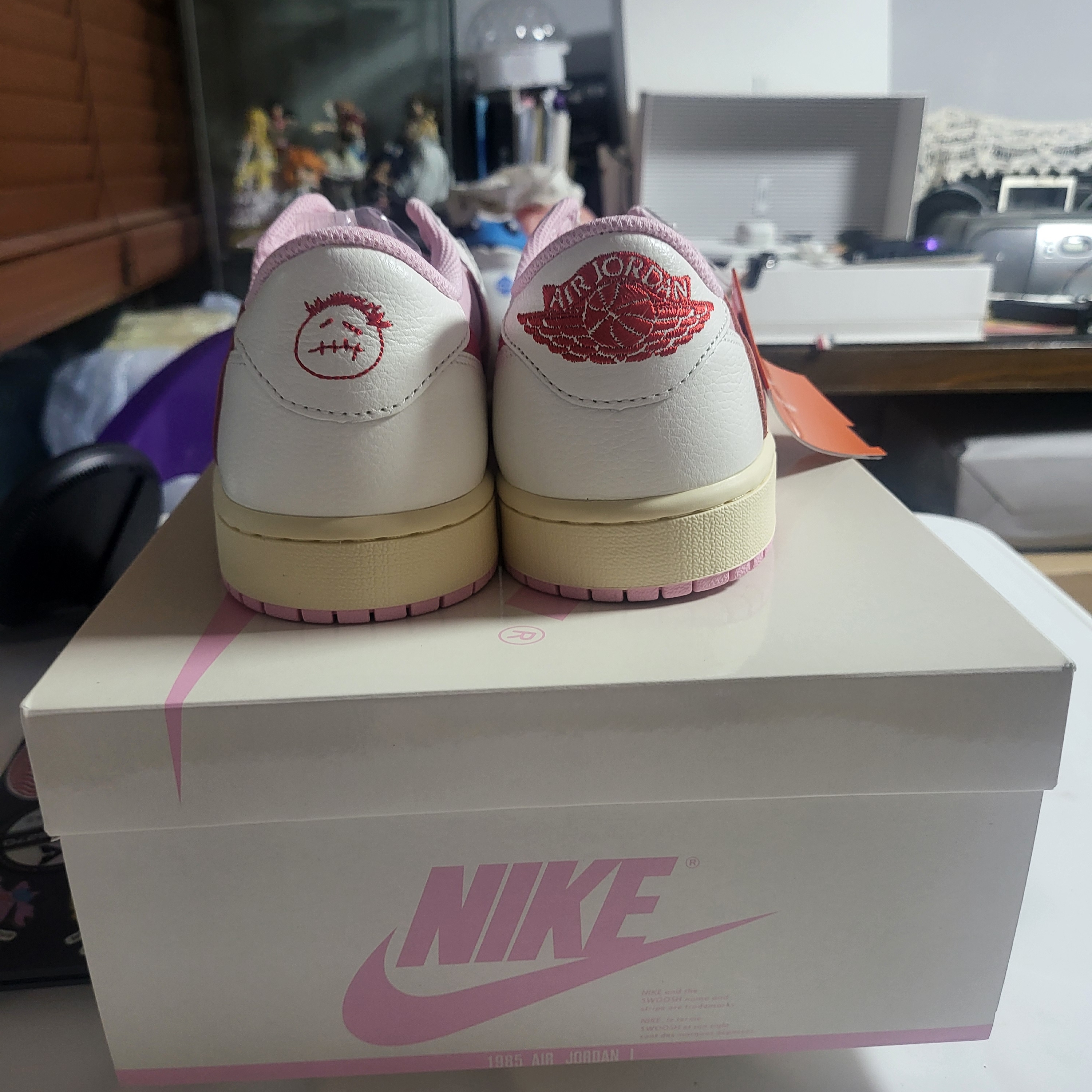 Jordan 1 x Travis Scott Retro Low OG SP Sail Tropical Pink 착용 스타일 - 3