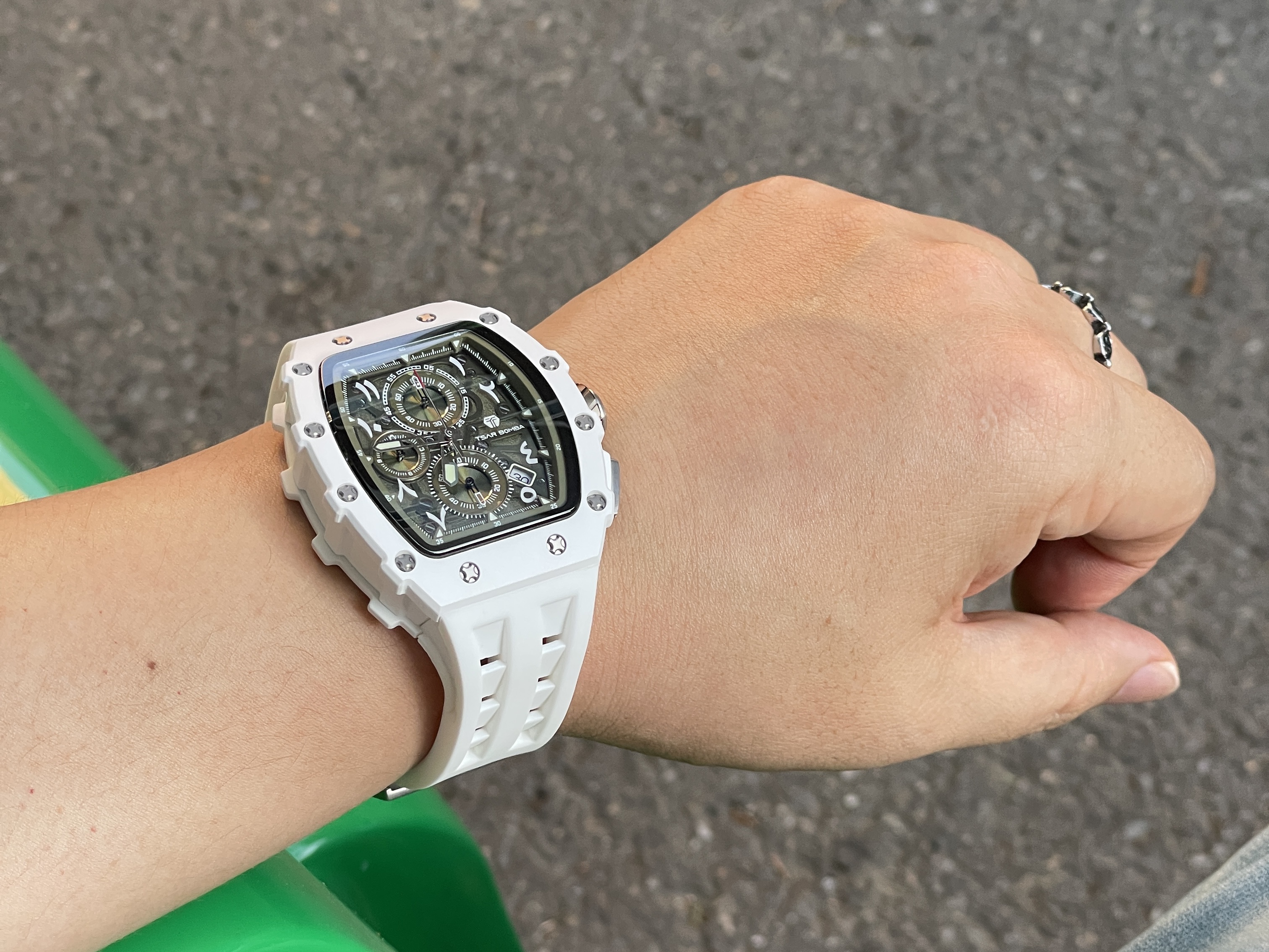Tsar Bomba Elemental– Bioceramic Chronograph Date Quartz TB8024QA-03 Olive Arabian 착용 스타일 - 2