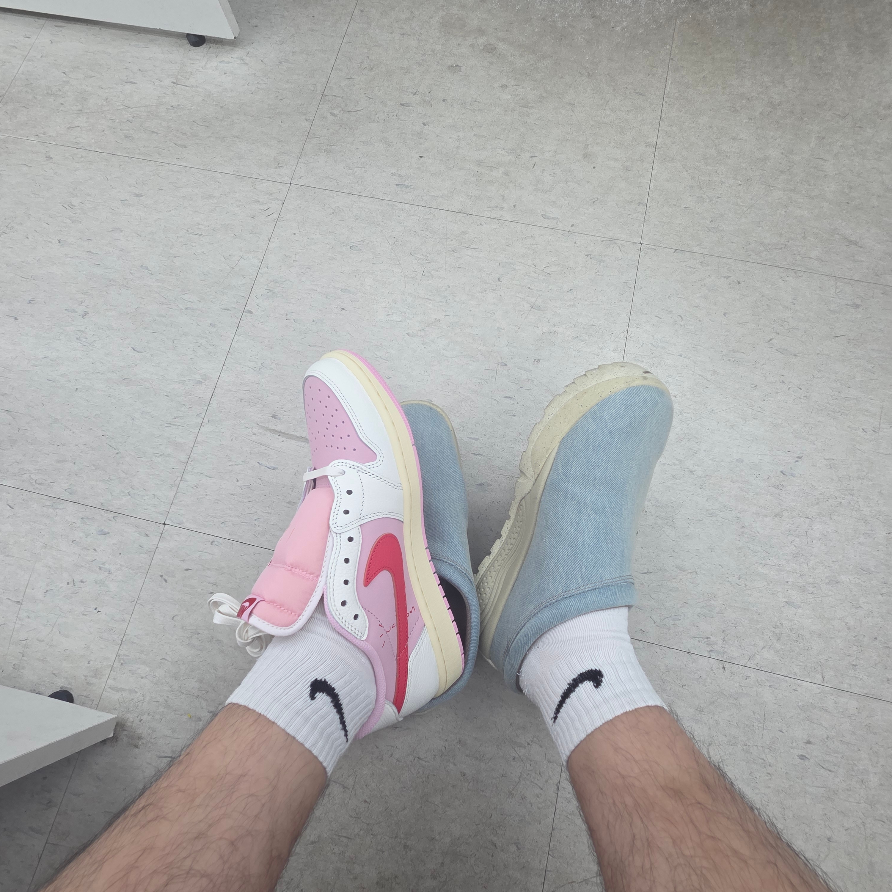Jordan 1 x Travis Scott Retro Low OG SP Sail Tropical Pink 착용 스타일