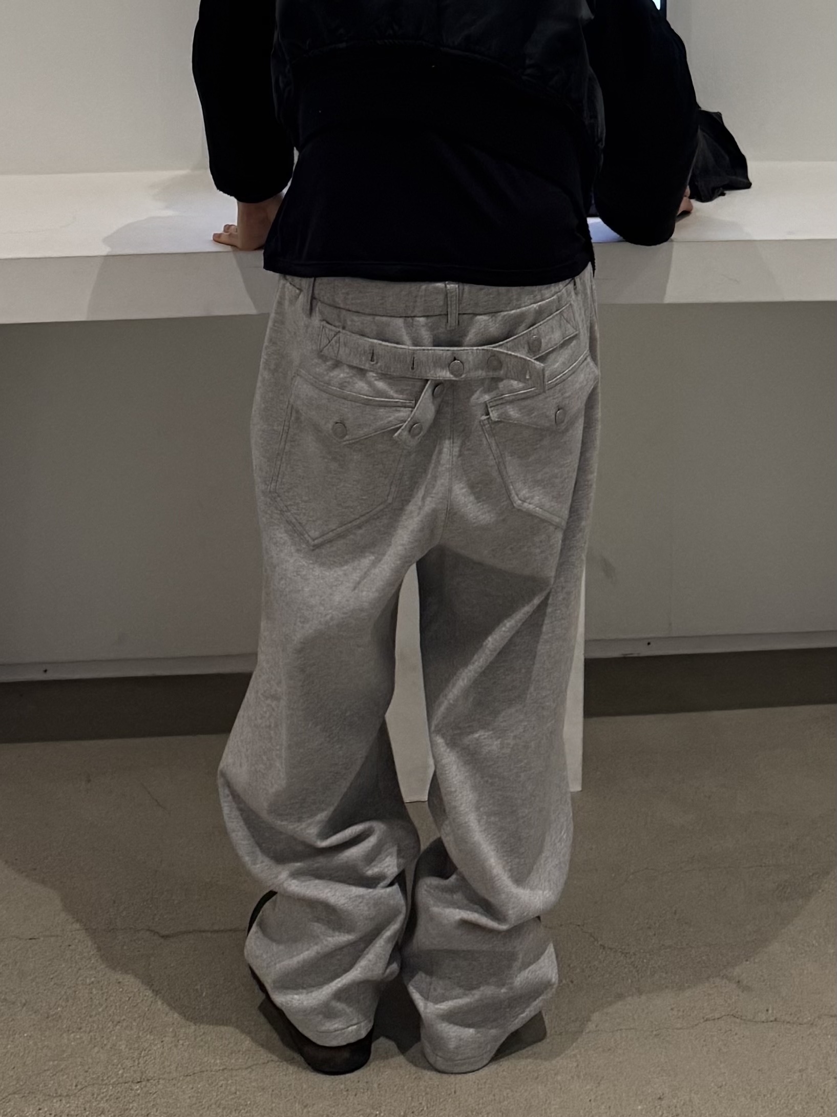 Khak. Engineered Sweatpants In Cotton Jersey Melange 착용 스타일