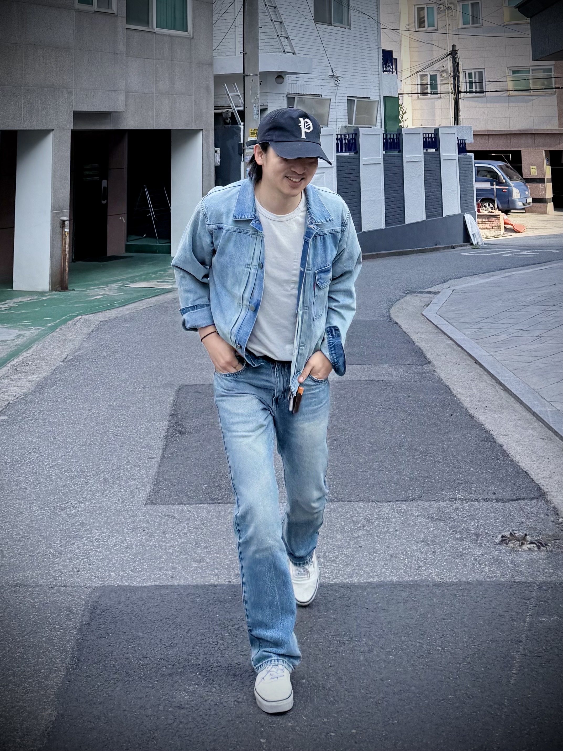 Levi's LVC 1936 Type I Jacket Medium Indigo, Vans Authentic Stressed White 착용 스타일 - 3