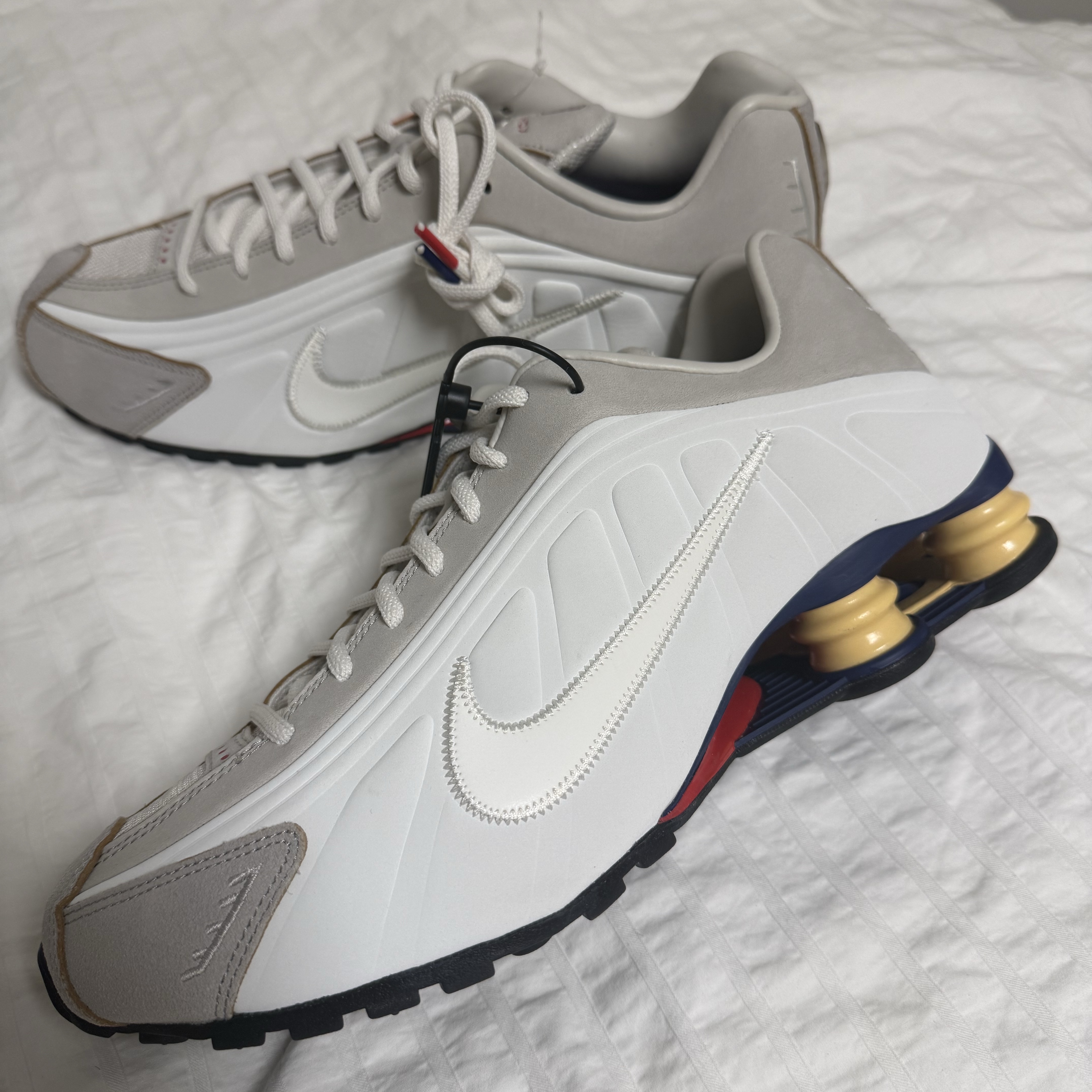 Nike Shox R4 PRM Light Iron Ore and Phantom 착용 스타일 - 1