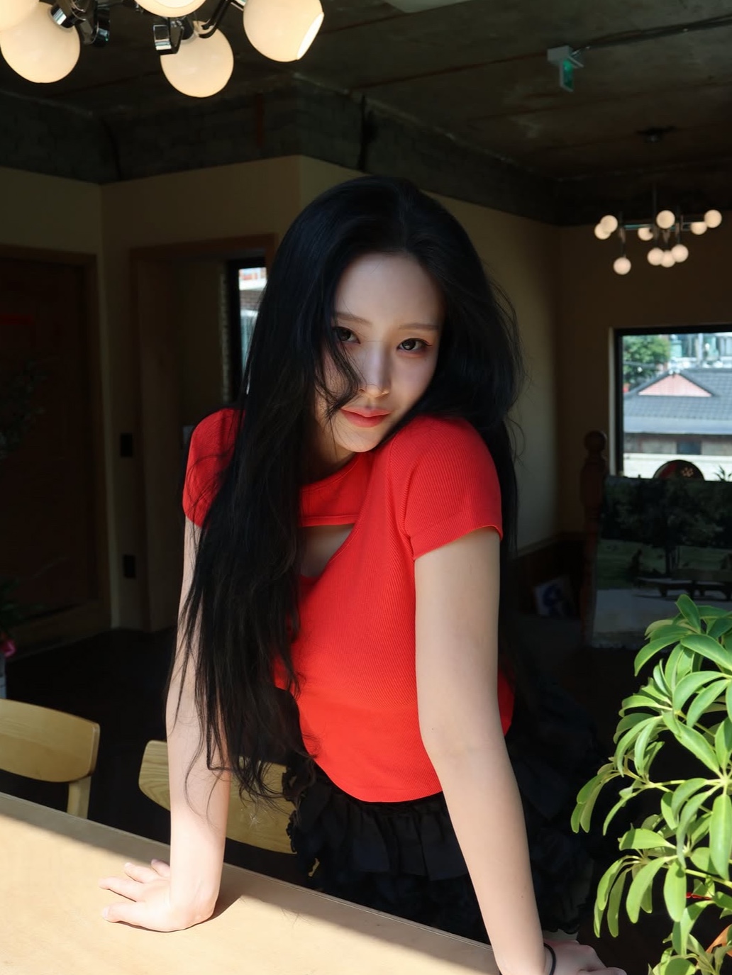 PHOS333 W Slim Fit Slit T-Shirt Red 착용 스타일 - 2