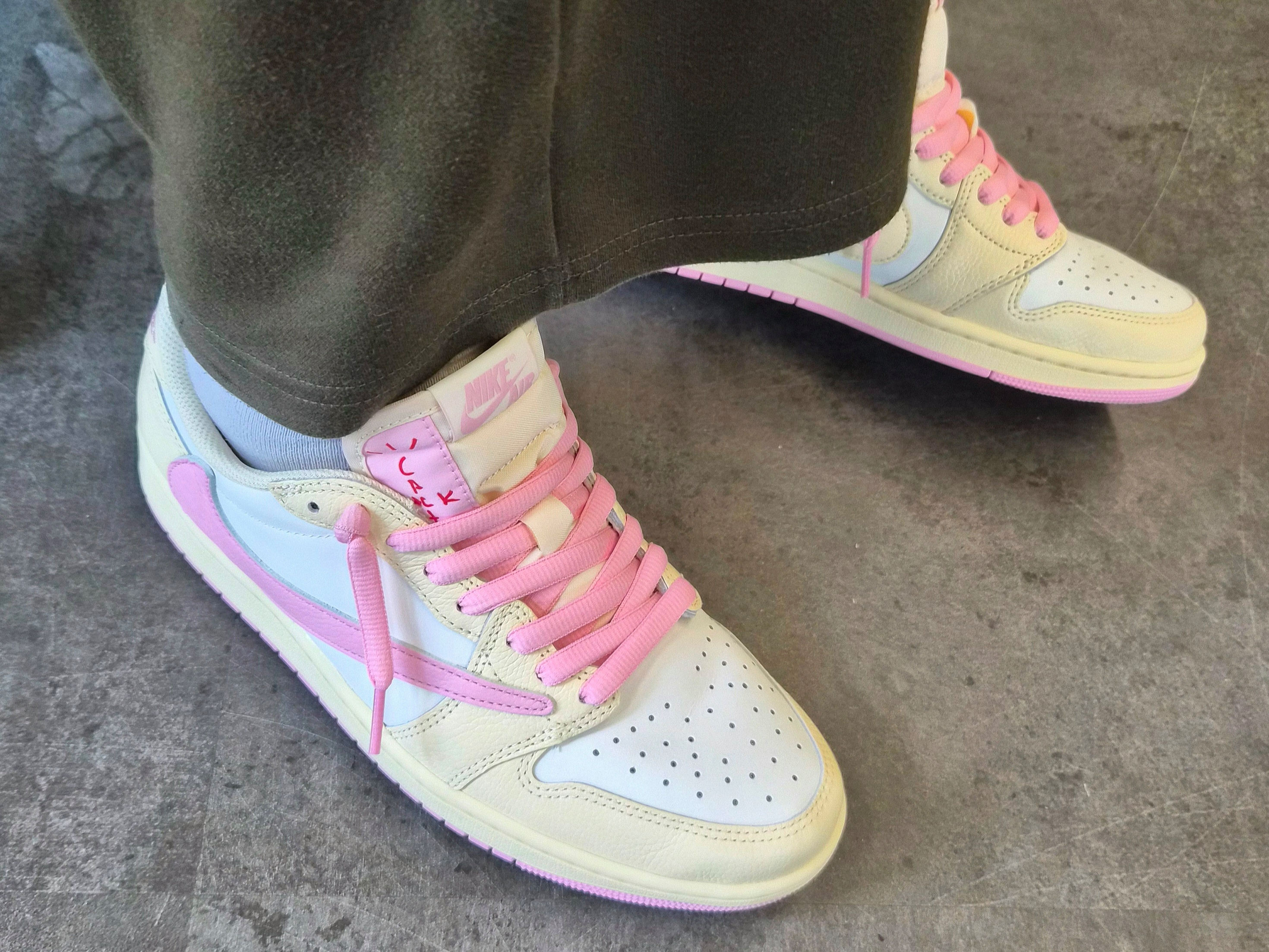 Jordan 1 x Travis Scott Retro Low OG SP Muslin Shy Pink 착용 스타일 - 2