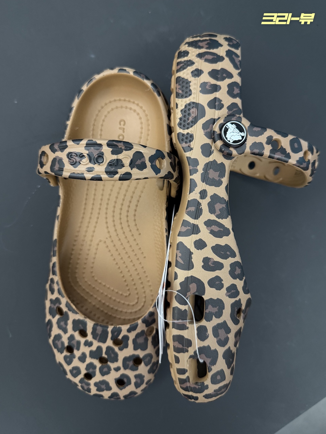 (W) Crocs Classic Animal Ballet Sepia Leopard 착용 스타일 - 3