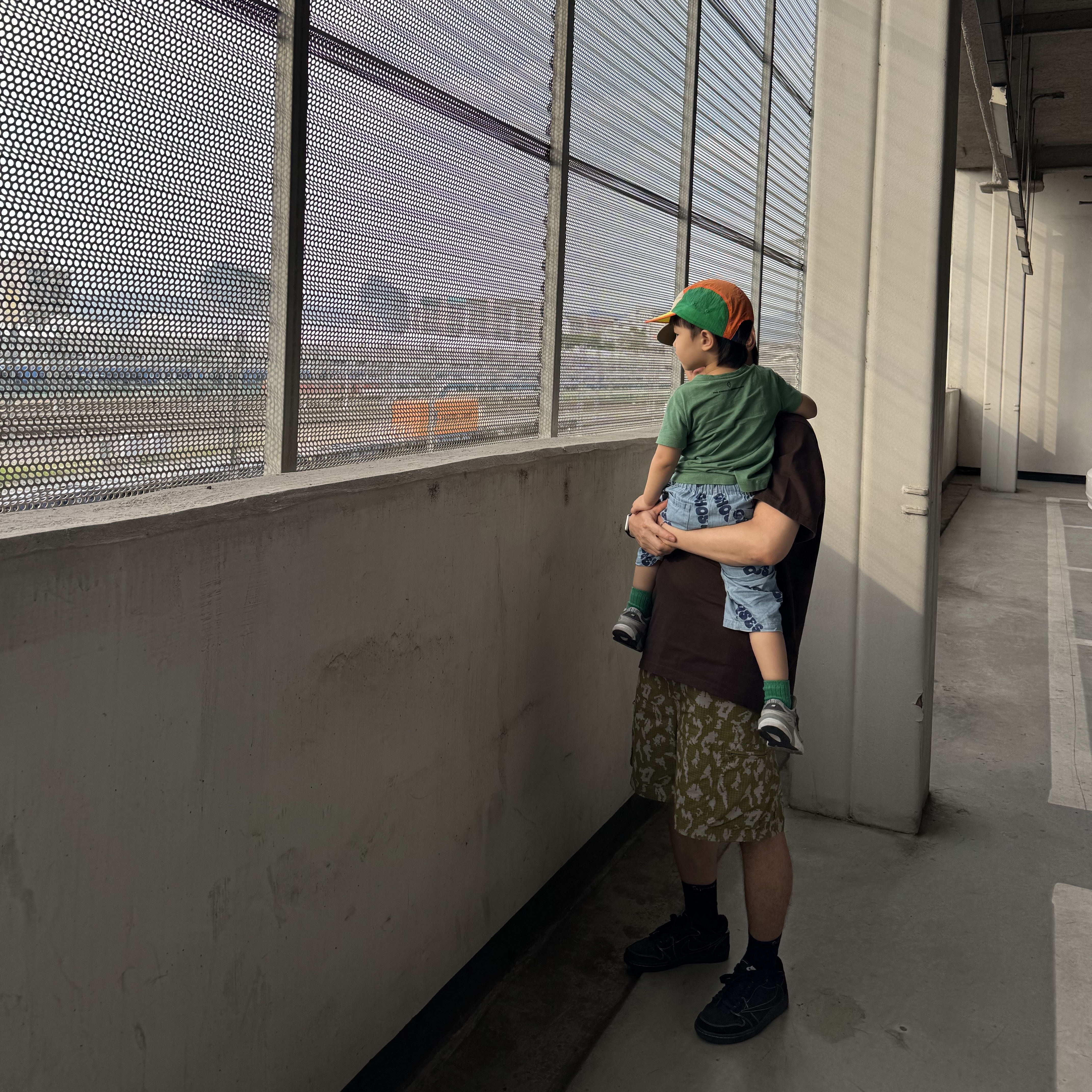 Supreme Ripstop Cargo Water Short Olive Camo - 26SS, Supreme Small Box T-Shirt Dark Brown - 26SS 착용 스타일 - 2