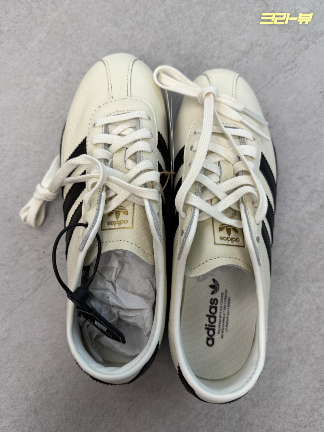 (W) Adidas Tokyo Off White Core Black 착용 스타일 - 2