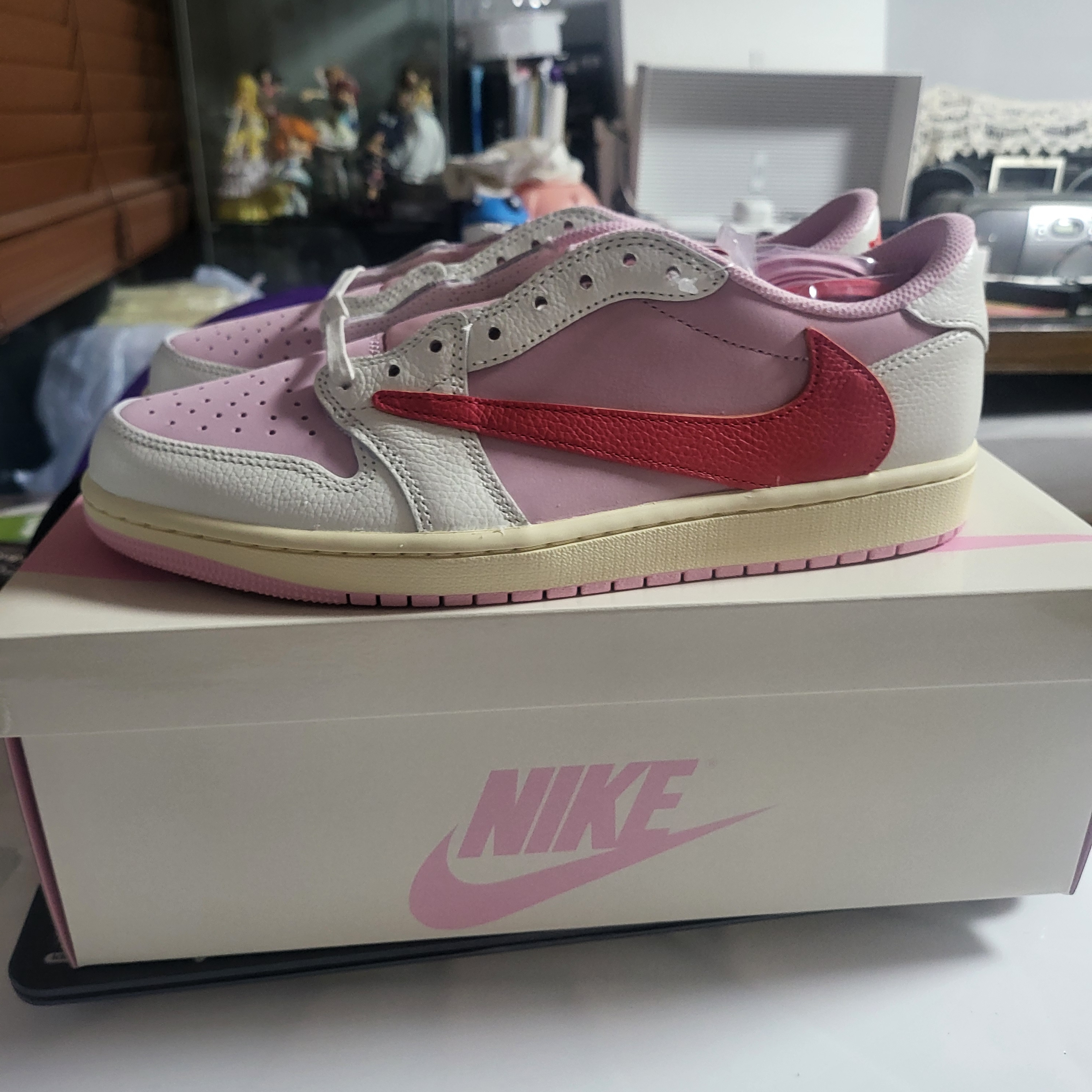 Jordan 1 x Travis Scott Retro Low OG SP Sail Tropical Pink 착용 스타일 - 1