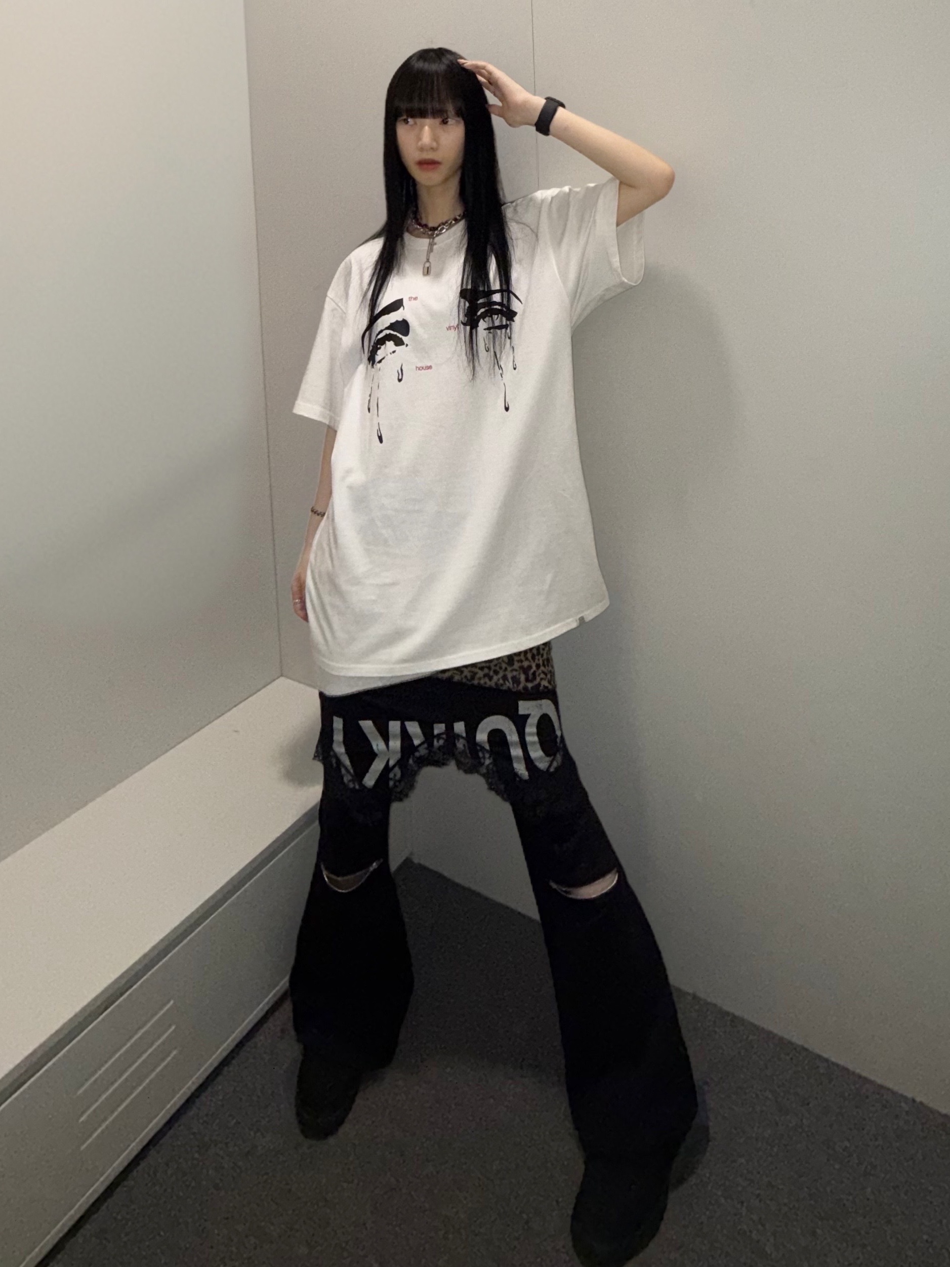 Thevinylhouse Crying T-Shirt White 착용 스타일 - 3