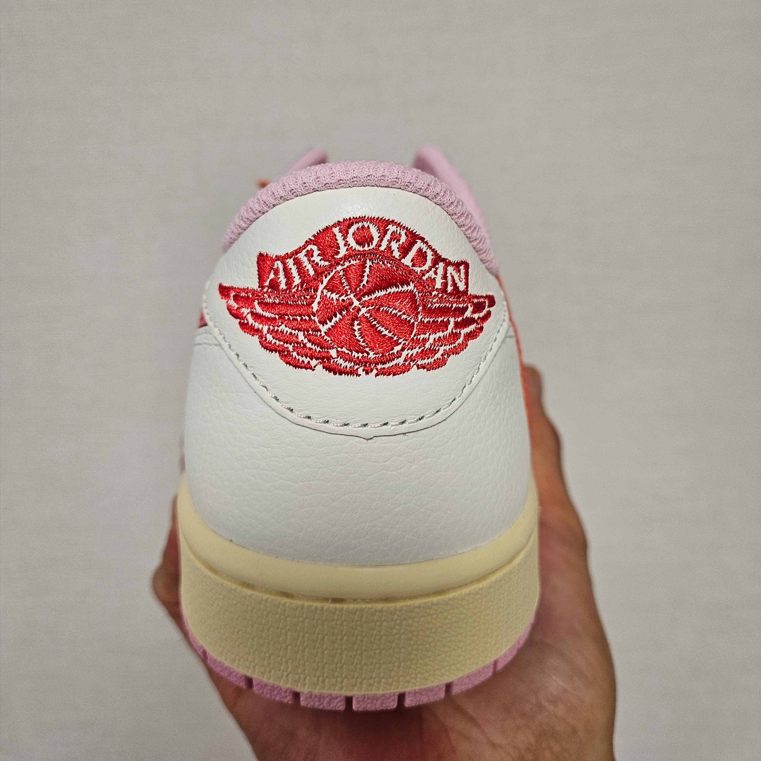Jordan 1 x Travis Scott Retro Low OG SP Sail Tropical Pink 착용 스타일 - 4