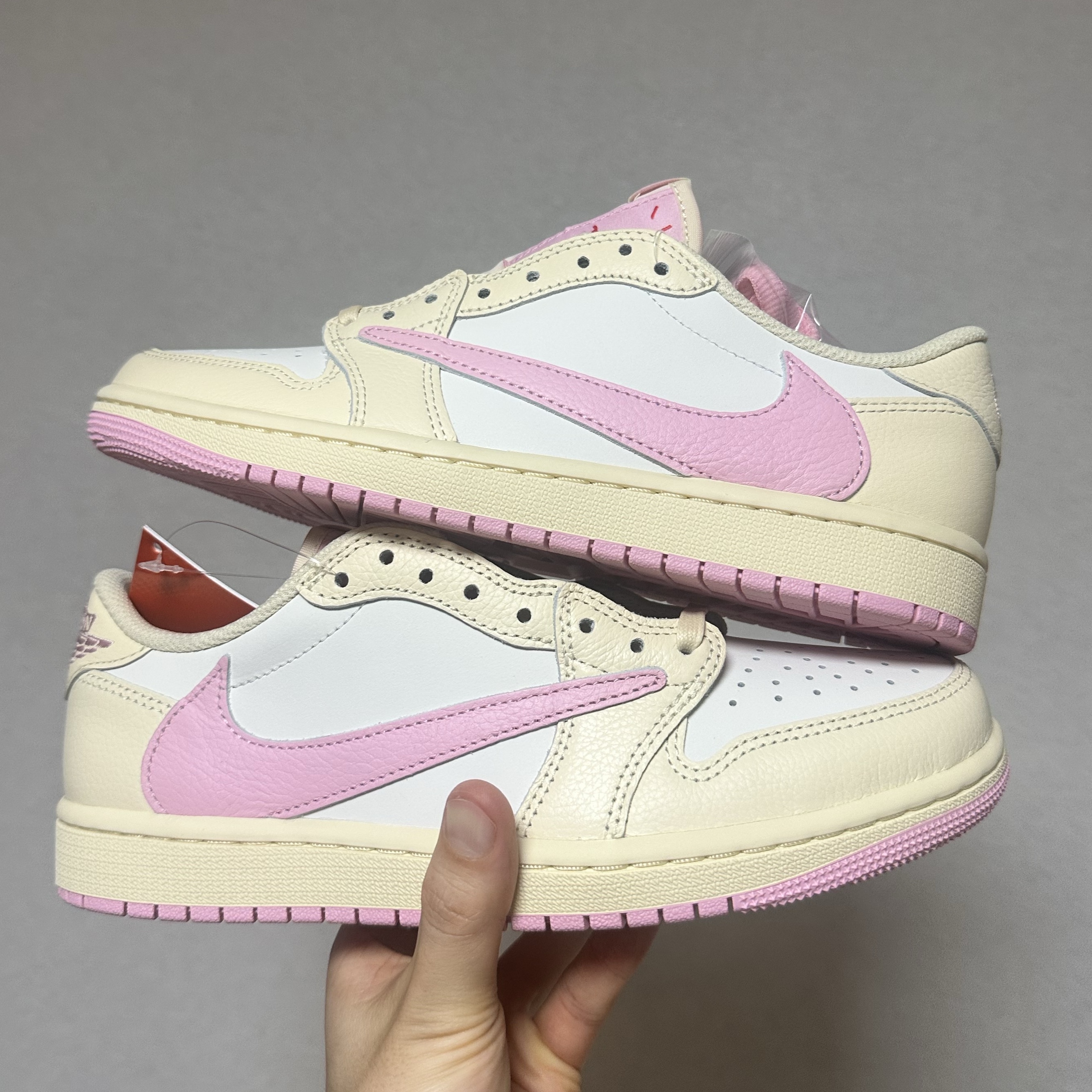 Jordan 1 x Travis Scott Retro Low OG SP Muslin Shy Pink, Jordan 1 x Travis Scott Retro Low OG SP Sail Tropical Pink 착용 스타일 - 3