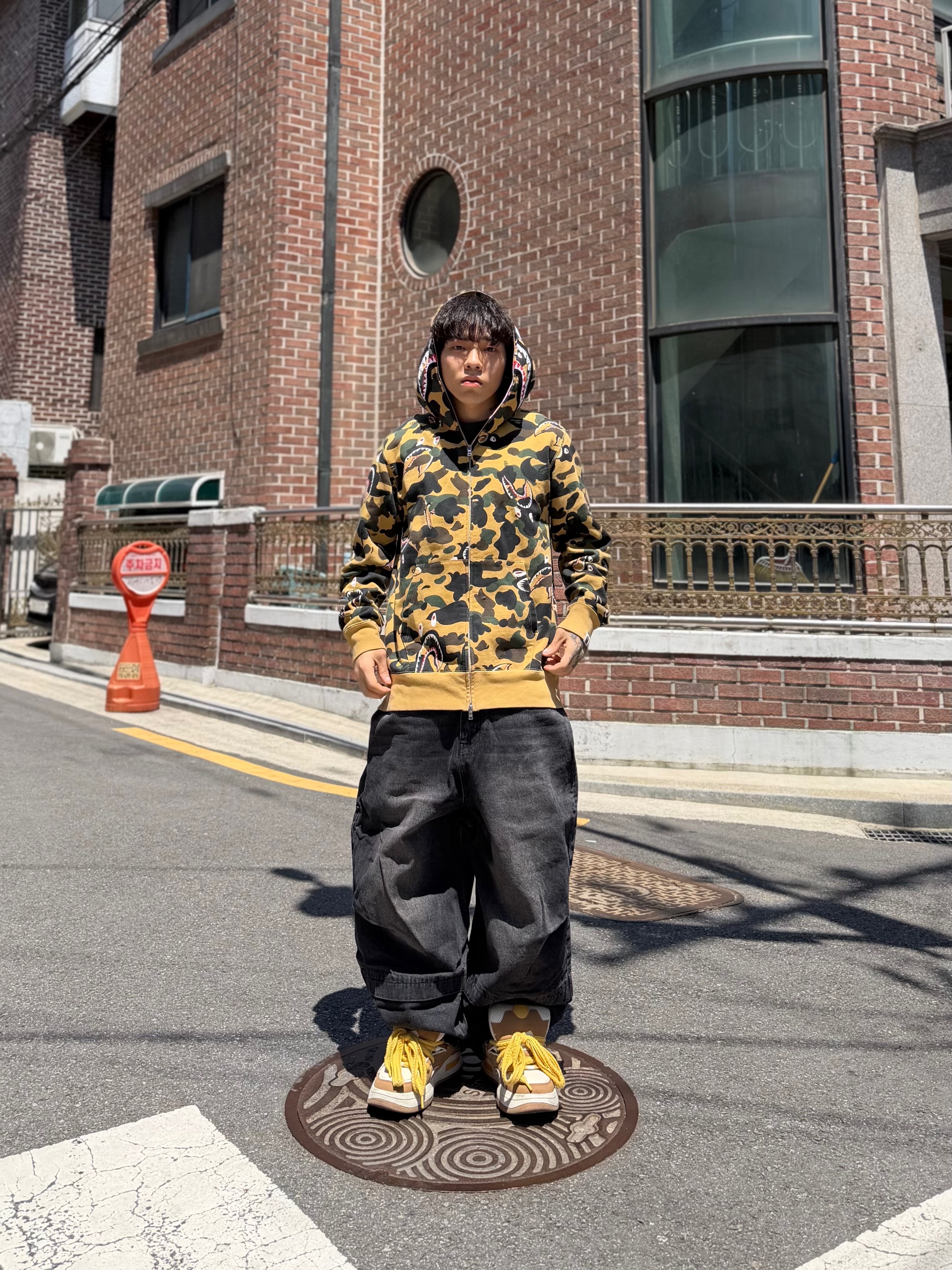 BAPE PONR 1st Camo 2nd Shark Full Zip Hoodie Yellow 착용 스타일 - 3