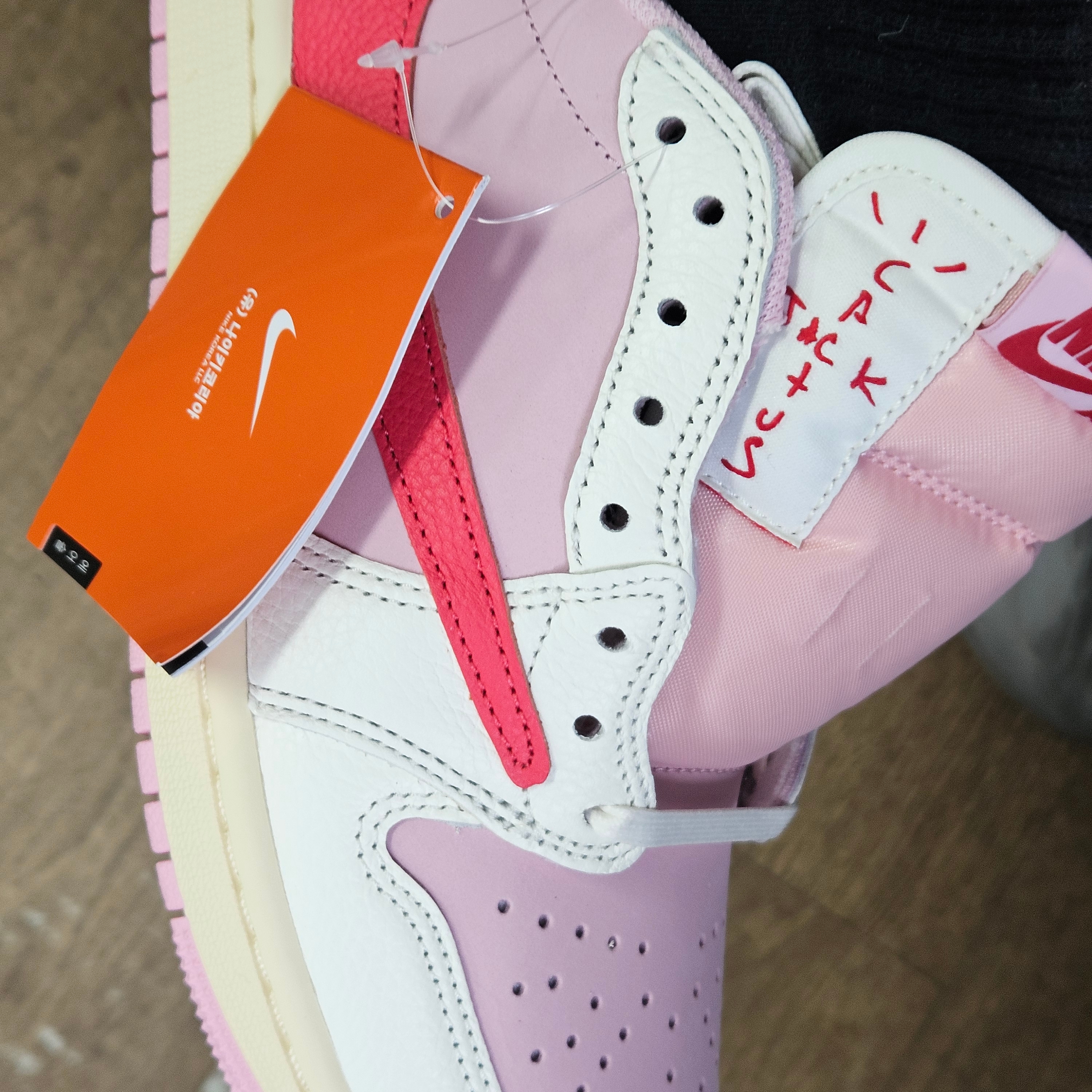 Jordan 1 x Travis Scott Retro Low OG SP Sail Tropical Pink 착용 스타일 - 2