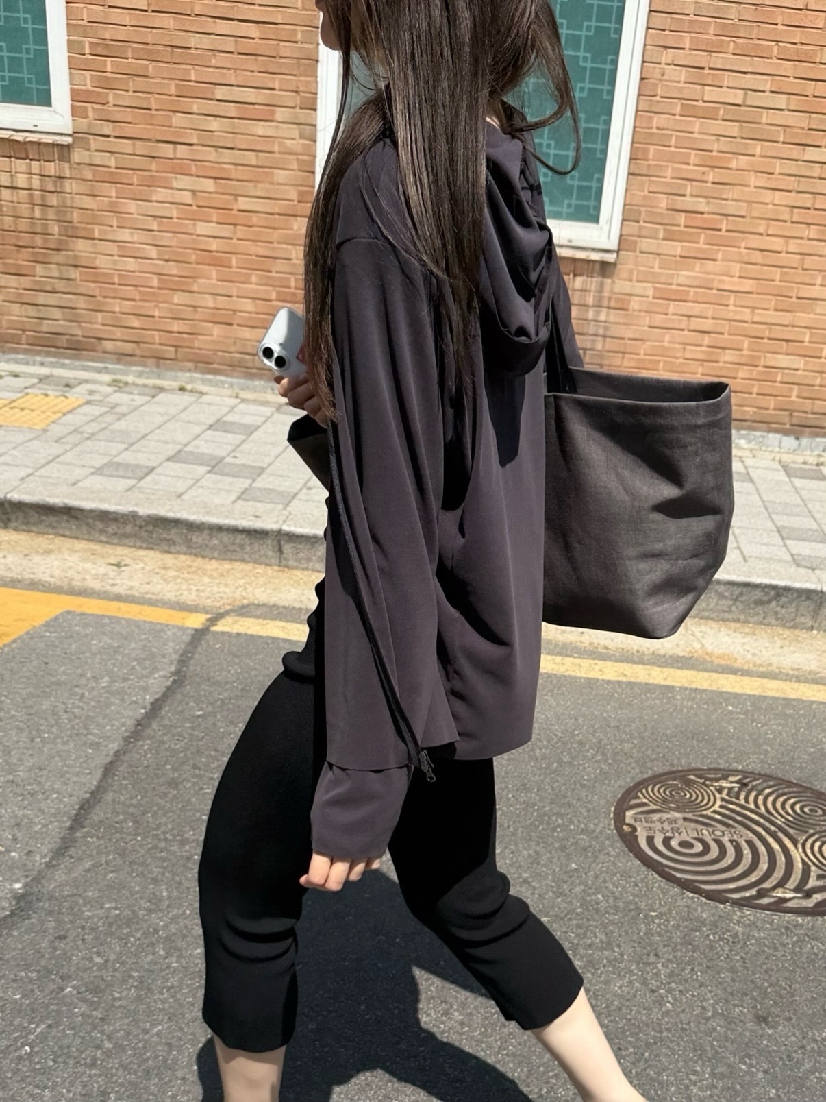 Amomento Women Bermuda Pants Black - 26SS, Amomento Women Net Flats Black - 26SS 착용 스타일 - 1