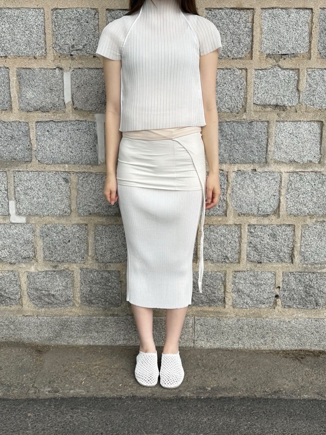 Amomento Women Net Flats White - 26SS, Amomento Women Two Tuck Wide Shorts Brown - 26SS 착용 스타일 - 3