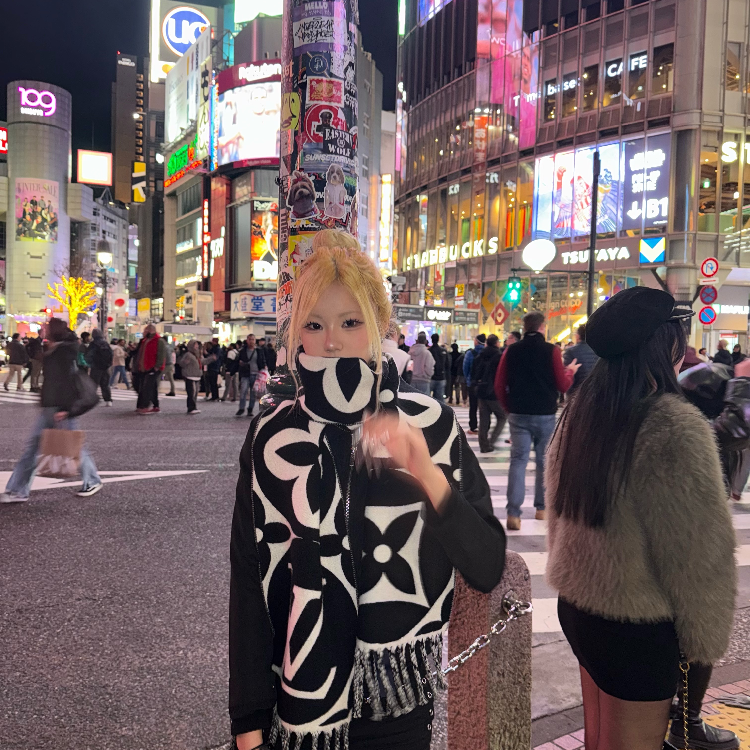 Louis Vuitton LV Medallion Muffler S00 Black 착용 스타일 - 2