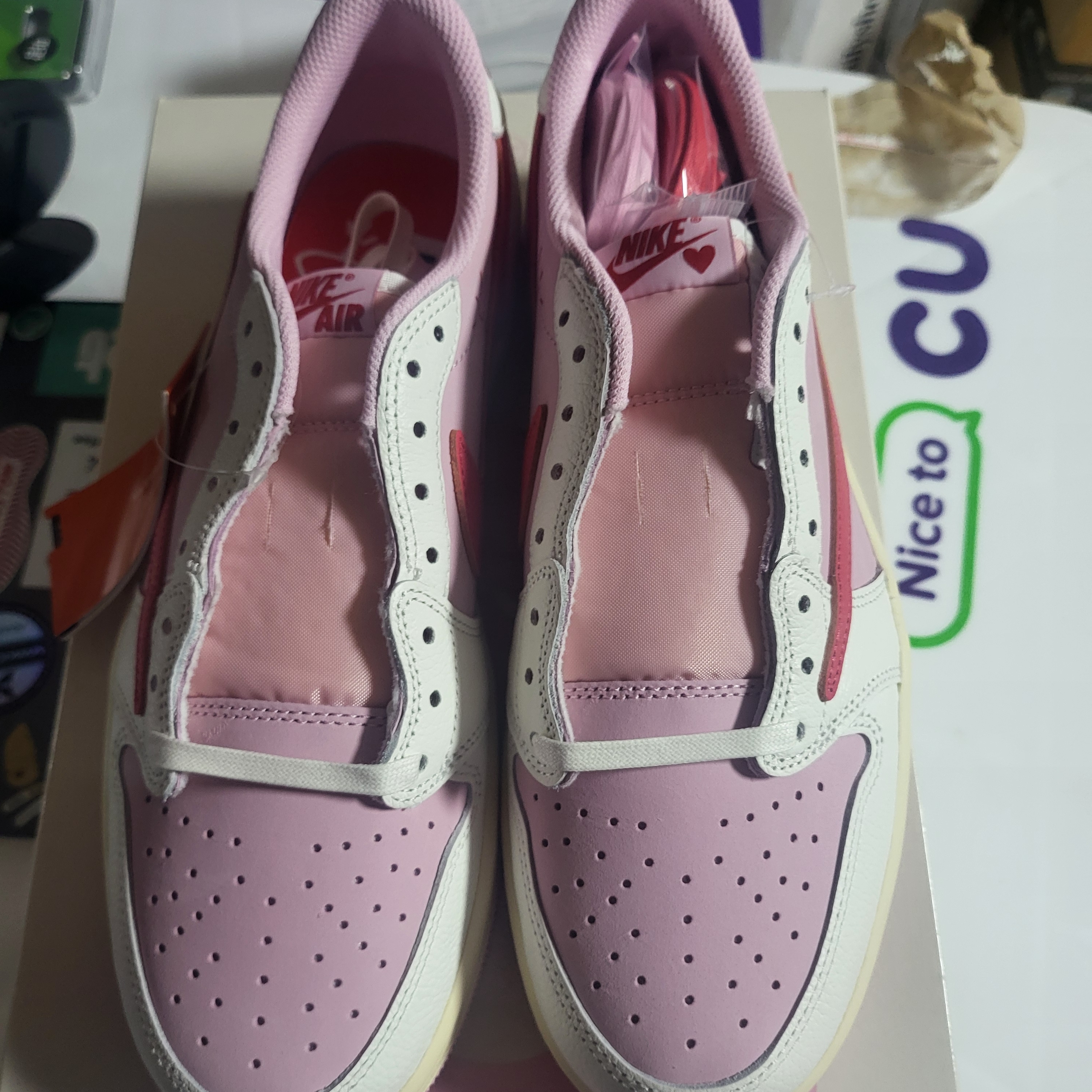 Jordan 1 x Travis Scott Retro Low OG SP Sail Tropical Pink 착용 스타일 - 4