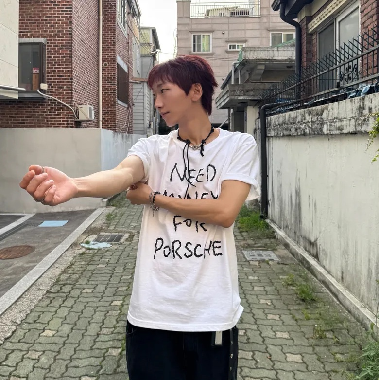 GILDAN X Vintage Collection NEED MONEY FOR PORSHCE T-Shirt (2 Color) 착용 스타일 - 2