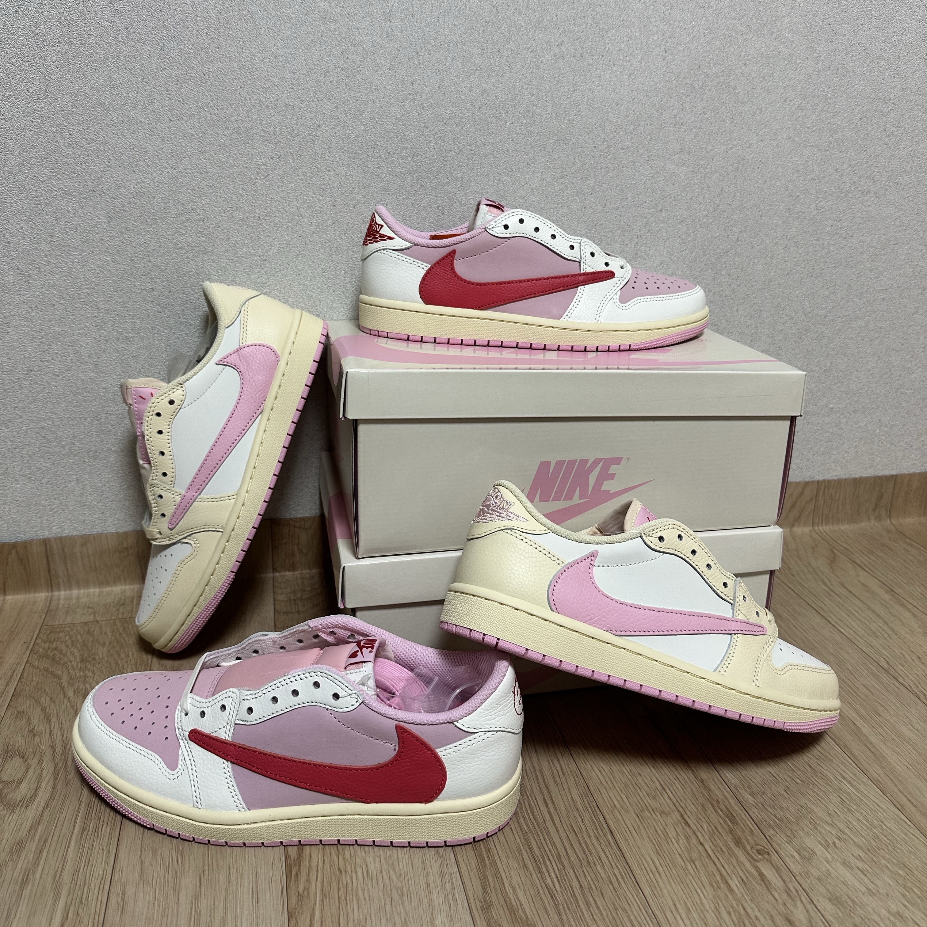 Jordan 1 x Travis Scott Retro Low OG SP Muslin Shy Pink, Jordan 1 x Travis Scott Retro Low OG SP Sail Tropical Pink 착용 스타일 - 1