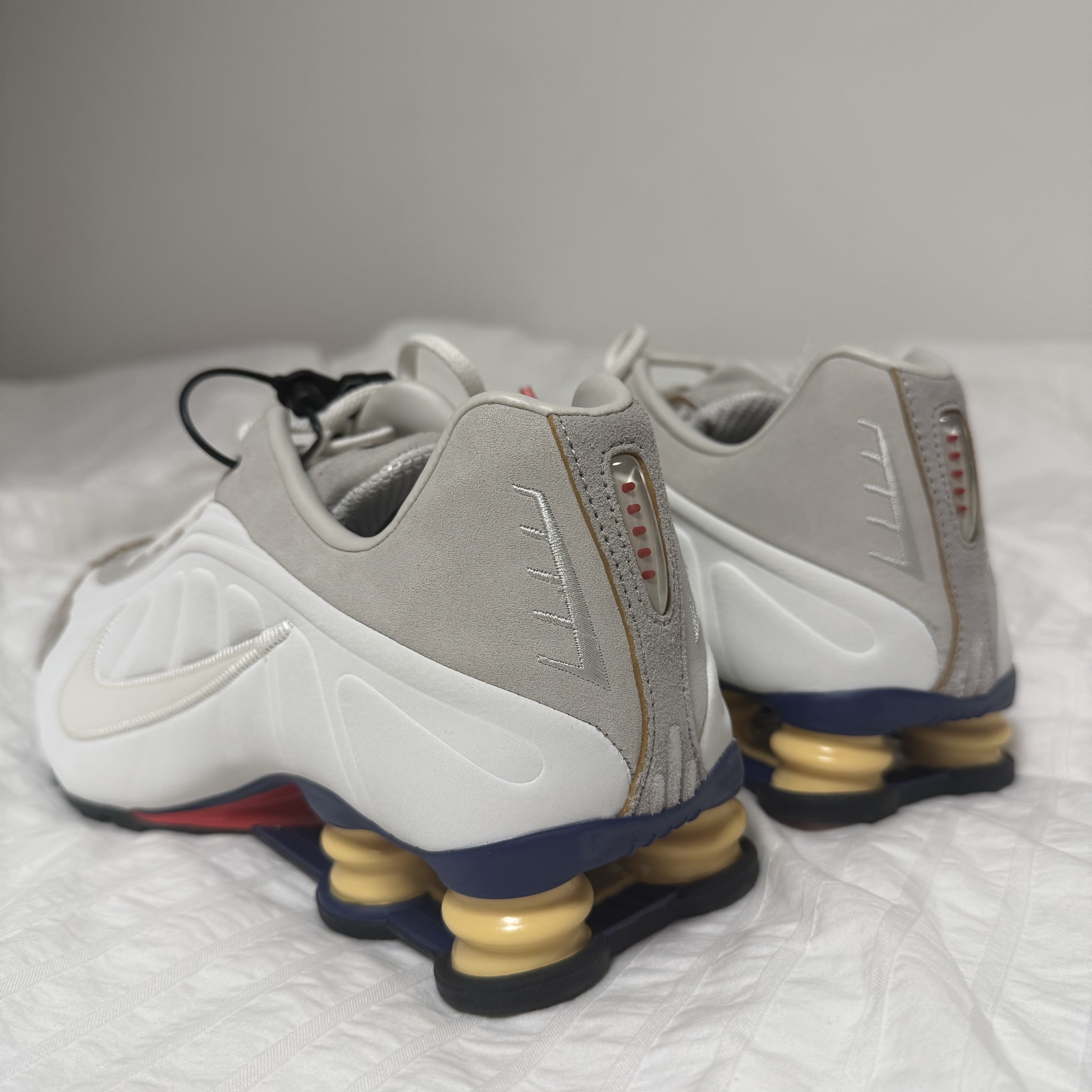 Nike Shox R4 PRM Light Iron Ore and Phantom 착용 스타일 - 2